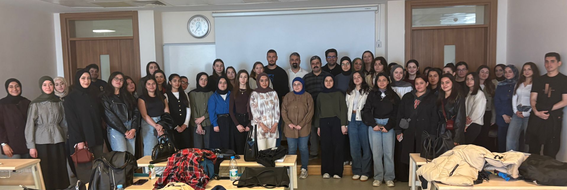 Sunuma katılan öğrenciler ile sahne önünde çekilen toplu bir fotoğraf