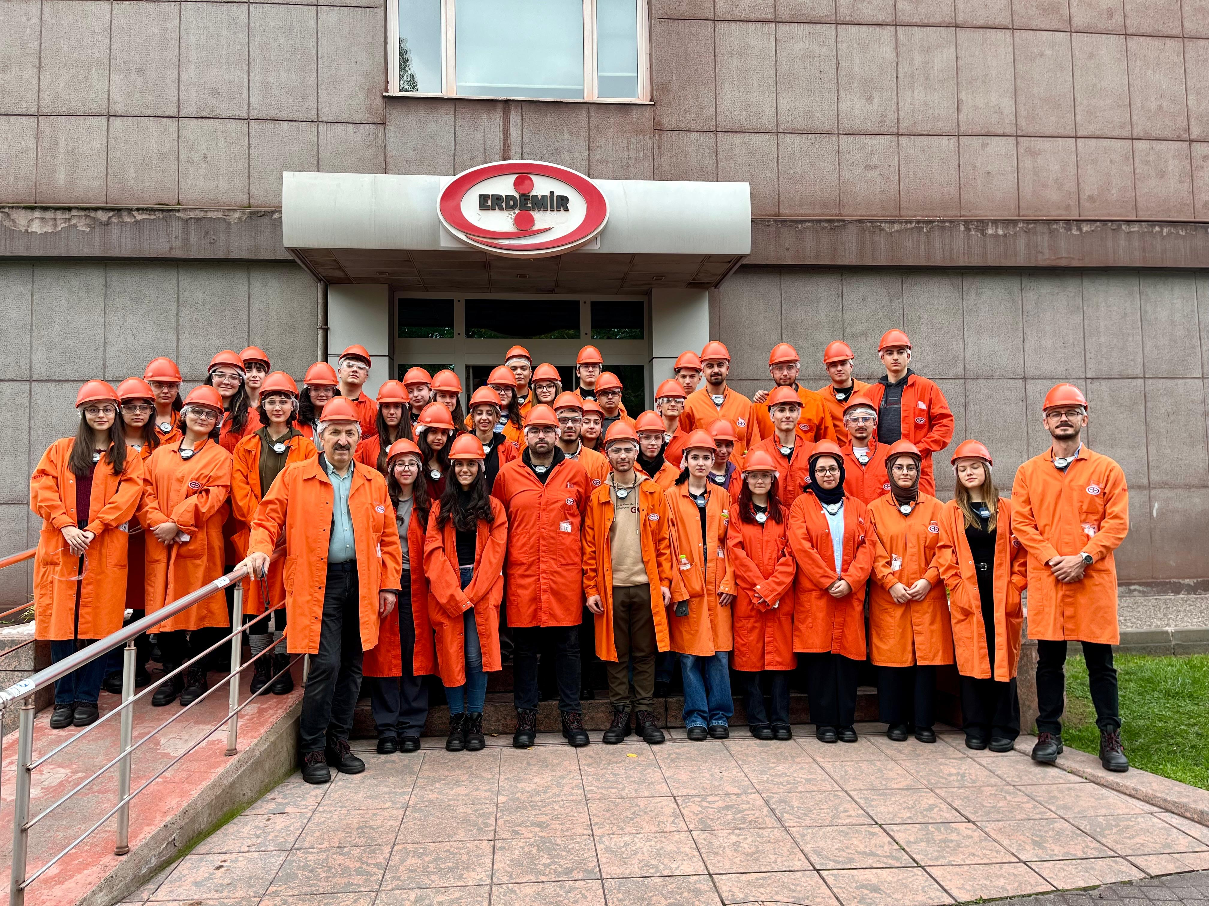 Bölümümüzün 'MSE101 Introduction to Materials Engineering' dersi kapsamında, birinci sınıf öğrencilerimiz için Ereğli Demir ve Çelik Fabrikaları'na (ERDEMİR) kapsamlı bir teknik gezi düzenlendi.
