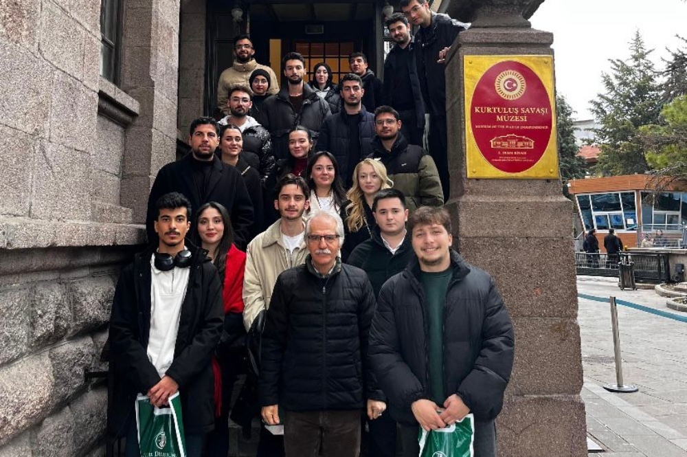 Prof. Dr. Sıddık Çalık ve öğrenciler Kurtuluş Savaşı müzesi önünde