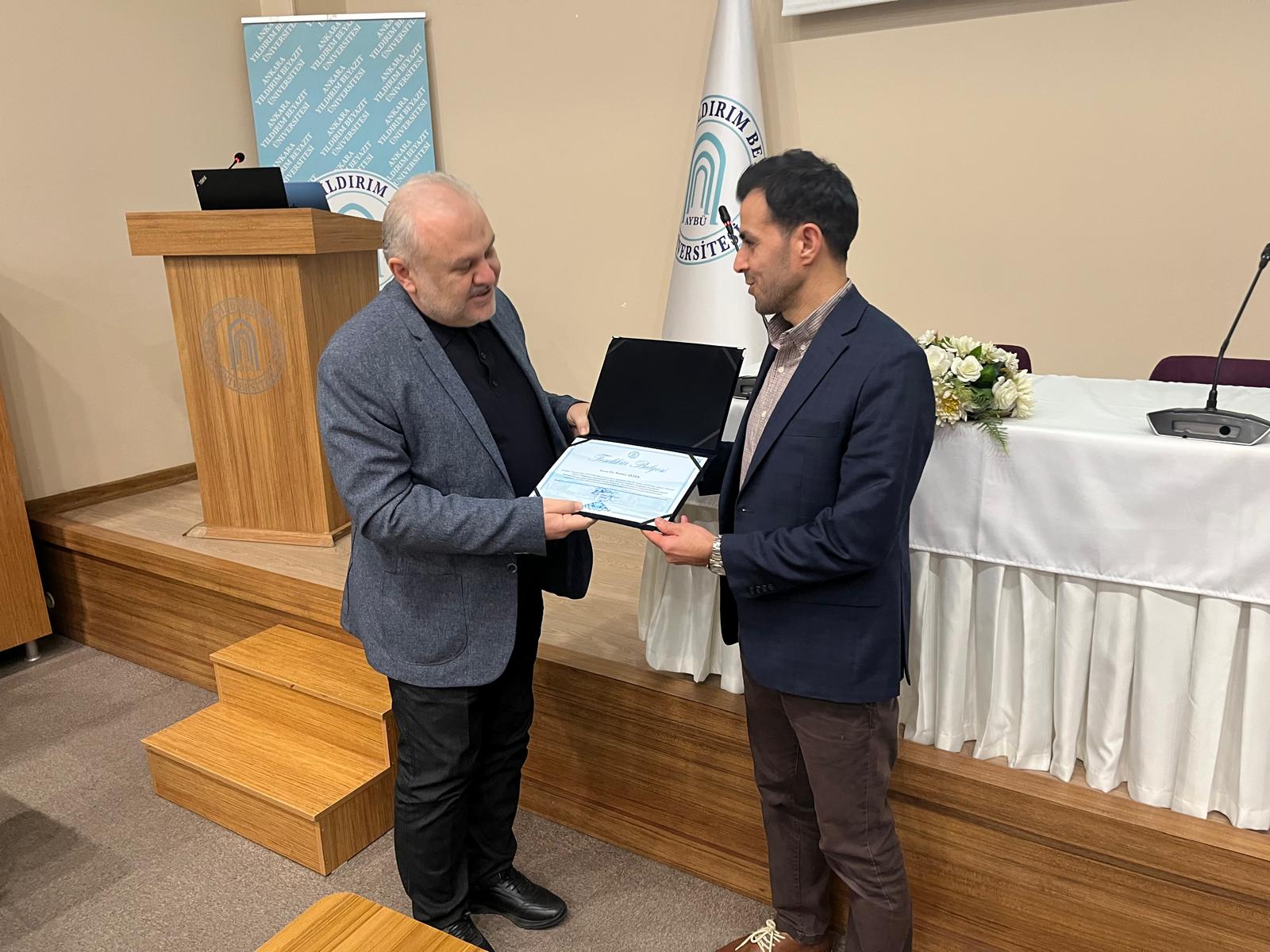 Dekanımız Prof. Dr. Ergün Eraslan Dr. Öğretim Üyesi Serdar Aydın'a sertifiasını teslim ediyor.