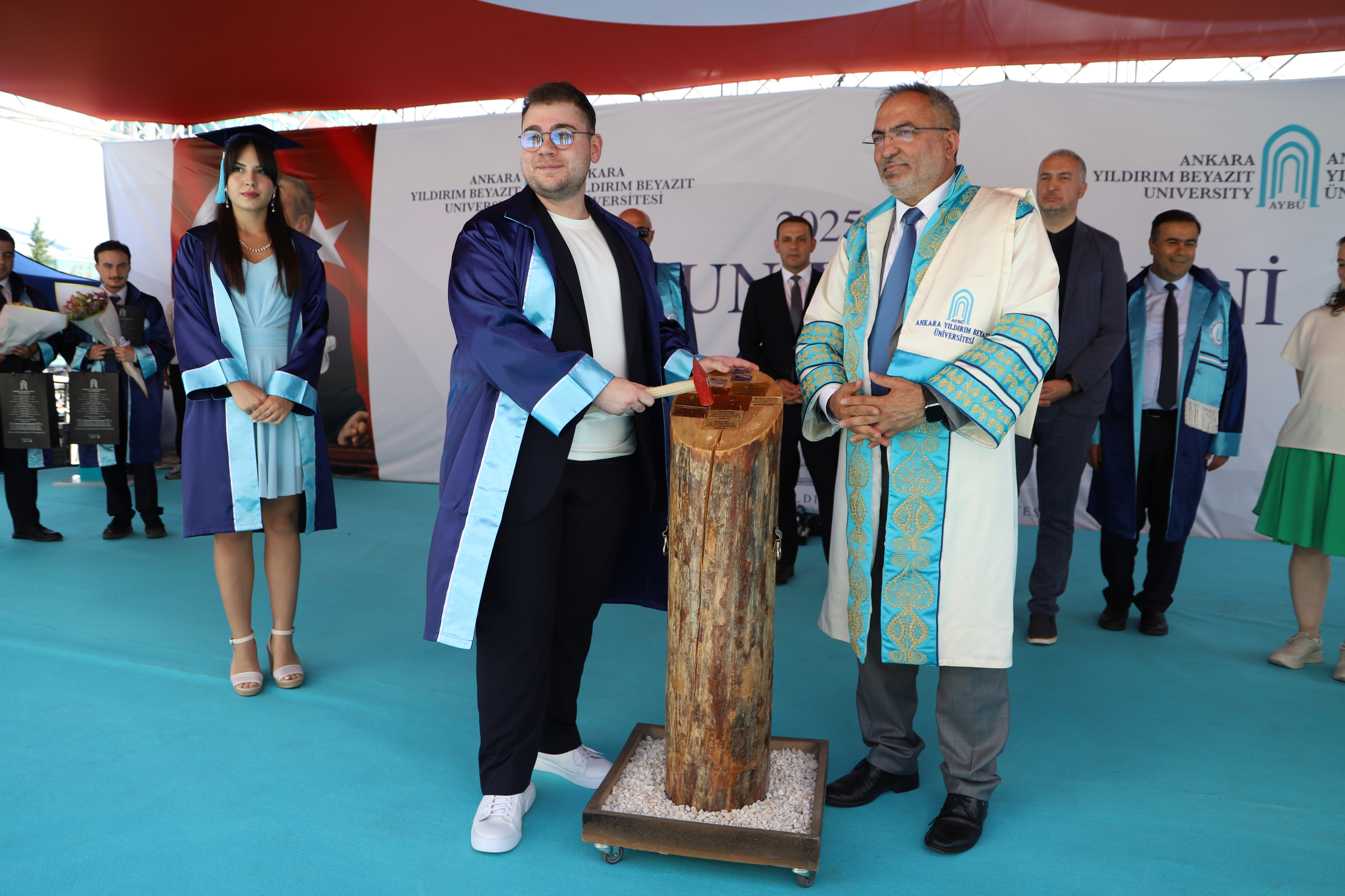 Fakülte birincimiz Emre Demirbaş rektörümüz ile birlikte şeref kütüğüne isim plakasını çakıyor.