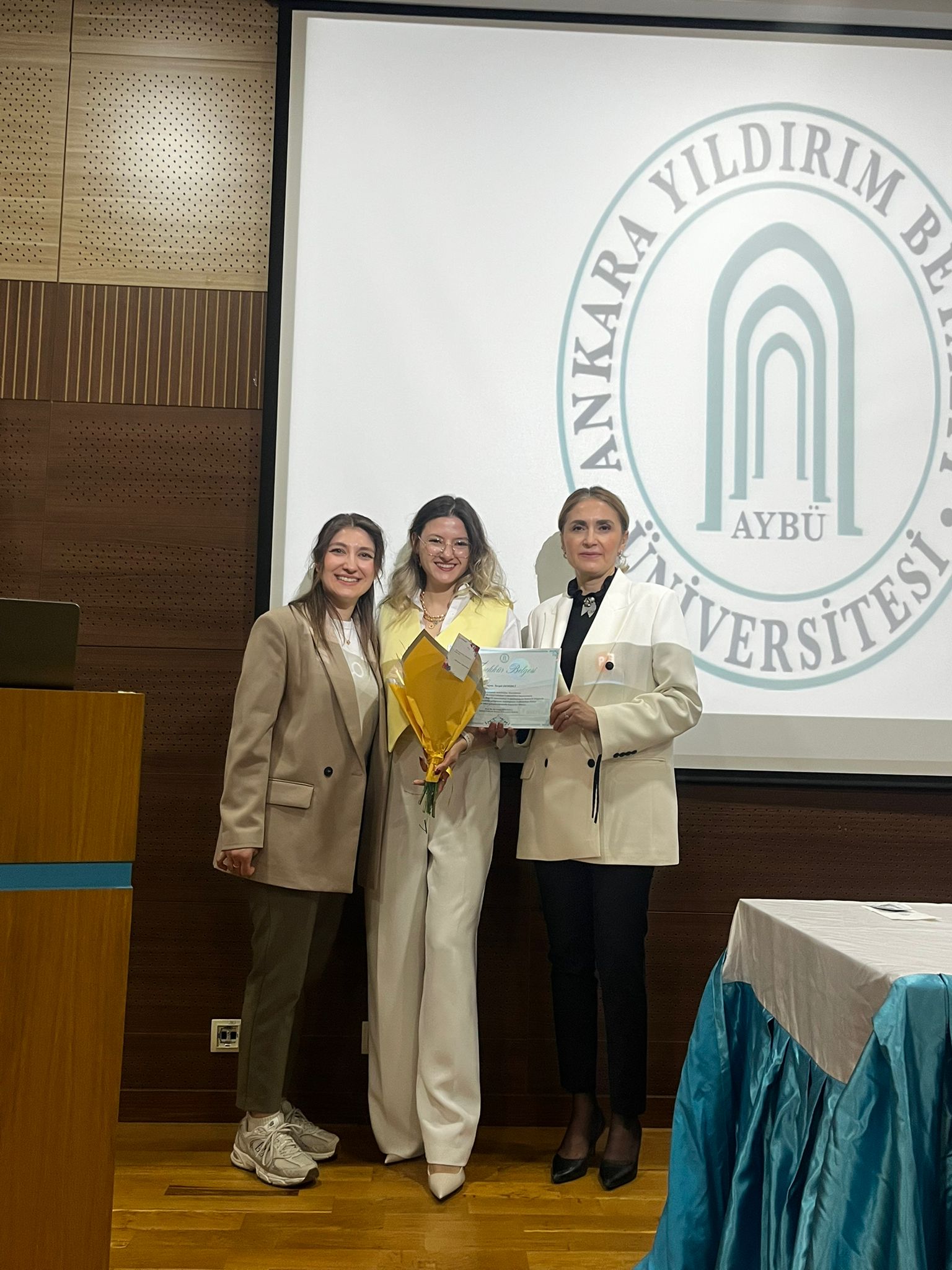 Etkinlik Fotoğrafı_serpil demirci plaket