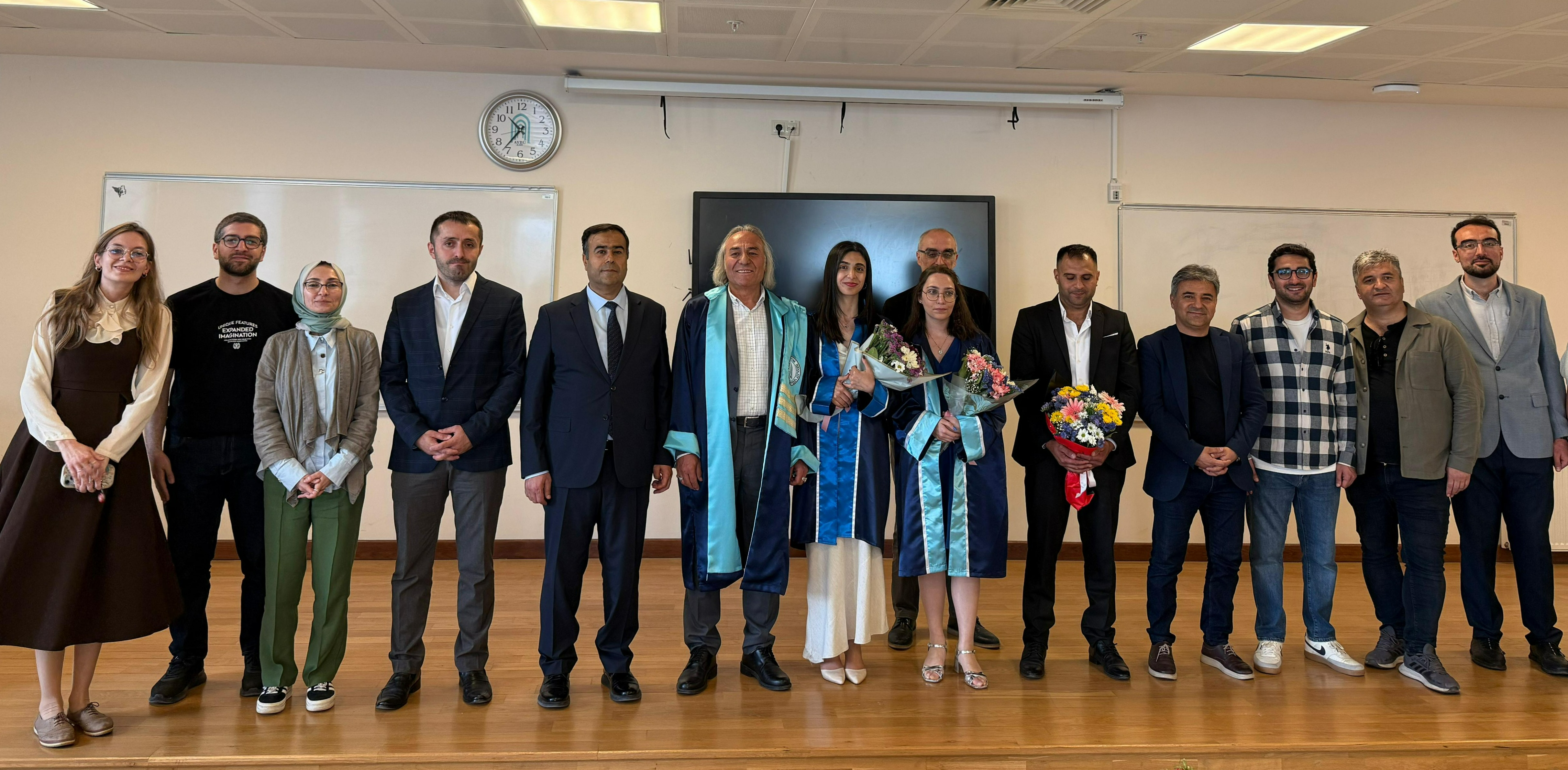 Bölümde derece yapan öğrencilerle toplu fotoğraf.