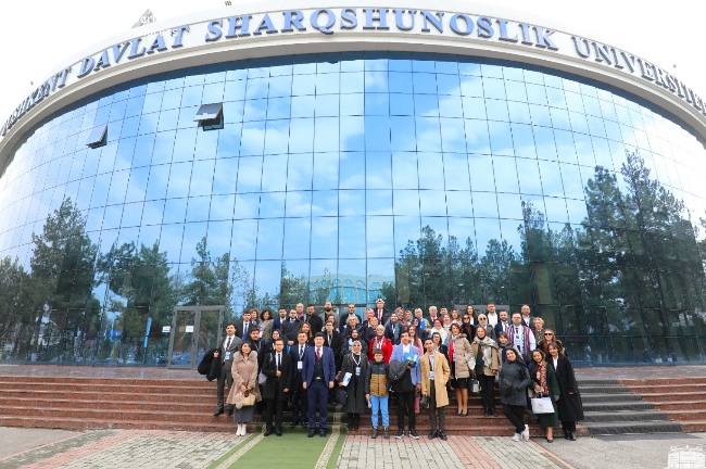 Kongre katılımcılarının, kongre binası önünde topluca çekilmiş fotoğrafı