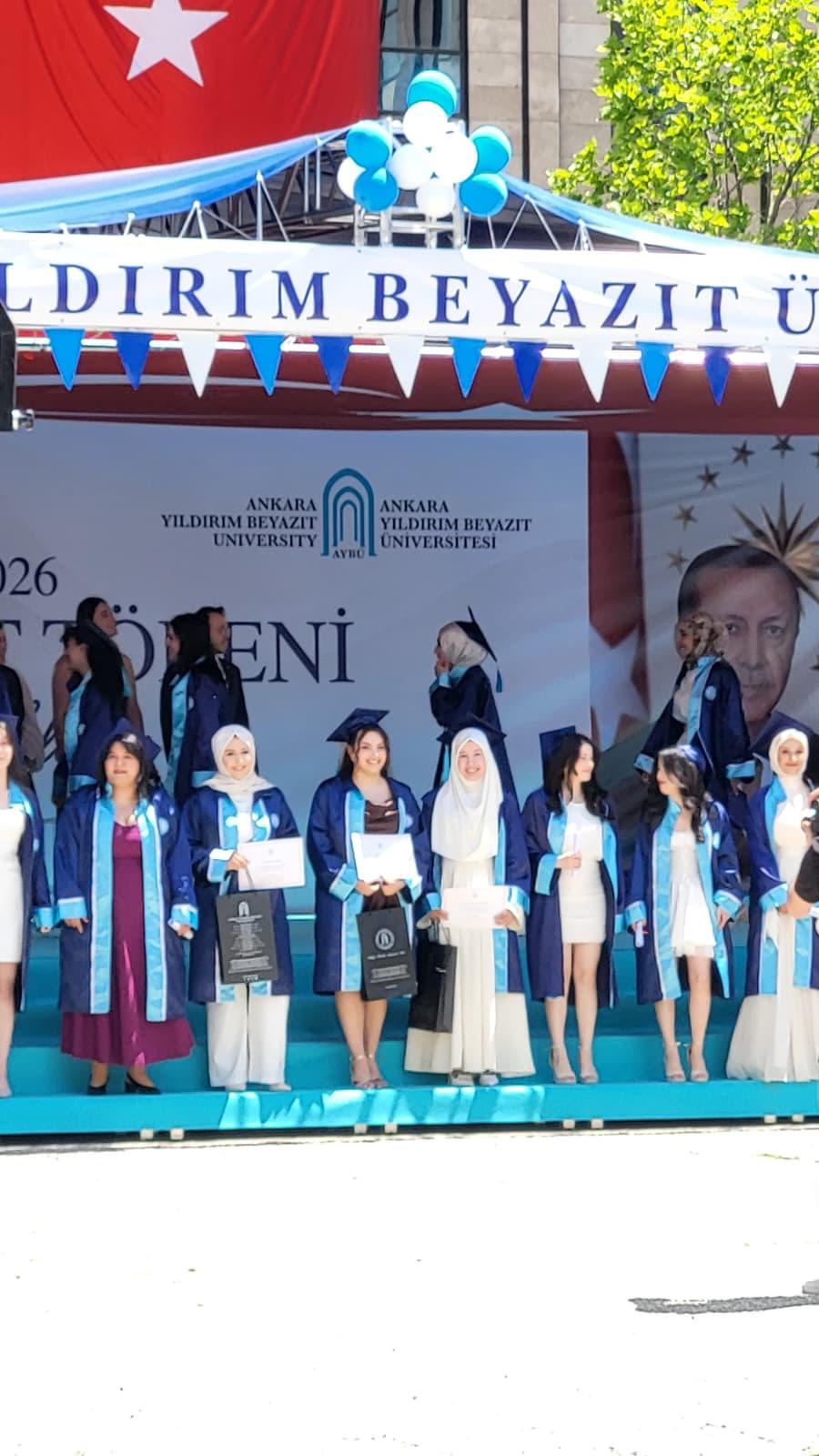 Görsellerde, 2026 yılı Odyoloji Bölümü Lisans Programı mezunları, öğretim elemanlarıyla birlikte mezuniyet töreninde hatıra fotoğrafı çektirmektedir.