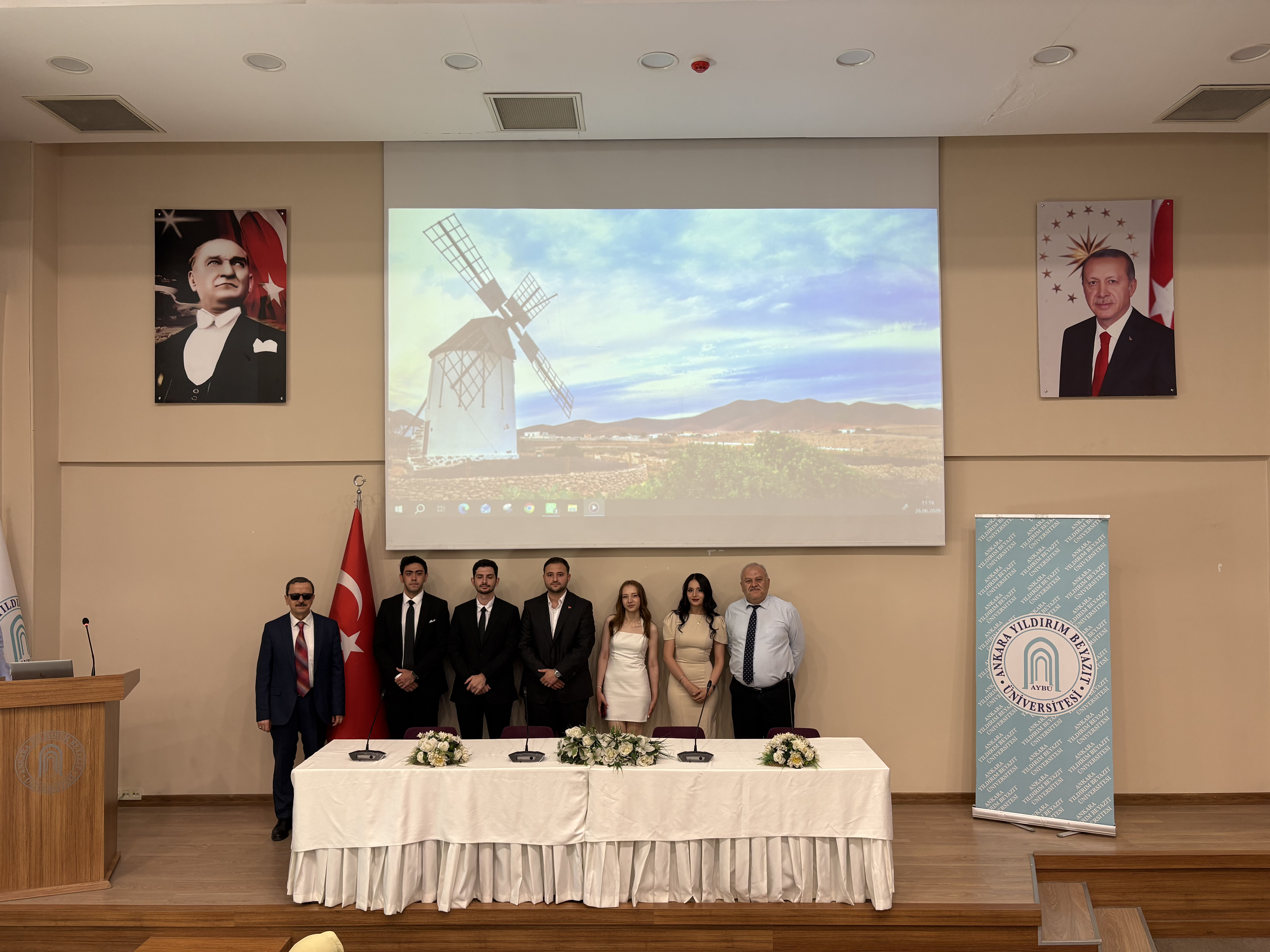 Bölüm kadrosu ve mezunlar ile fotoğraf