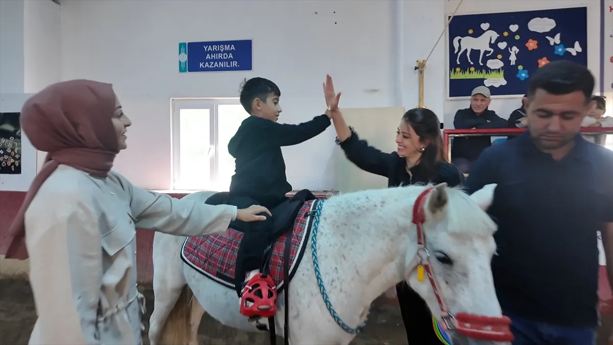 Hippoterapi ile özel gereksinimli bireyler ve hastaların yaşam kalitesi artırılıyor