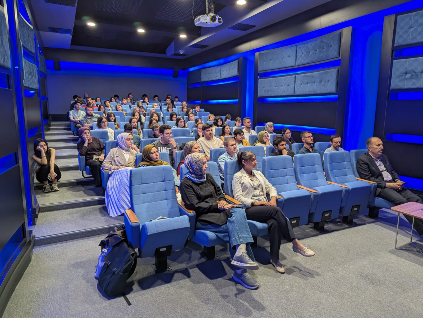 24.09.2025 tarihinde, Metalurji ve Malzeme Mühendisliği Bölümü 1. sınıf öğrencilerine yönelik bir oryantasyon toplantısı gerçekleştirilmiştir. Program kapsamında öğrencilere bölüm, akademik yapı ve sunulan imkânlar hakkında bilgiler verilmiştir.