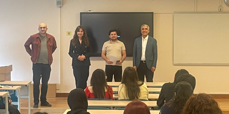 Bu görselde mütercim ve tercümanlık bölümünün oryantasyon programından bir görüntü yer almaktadır.