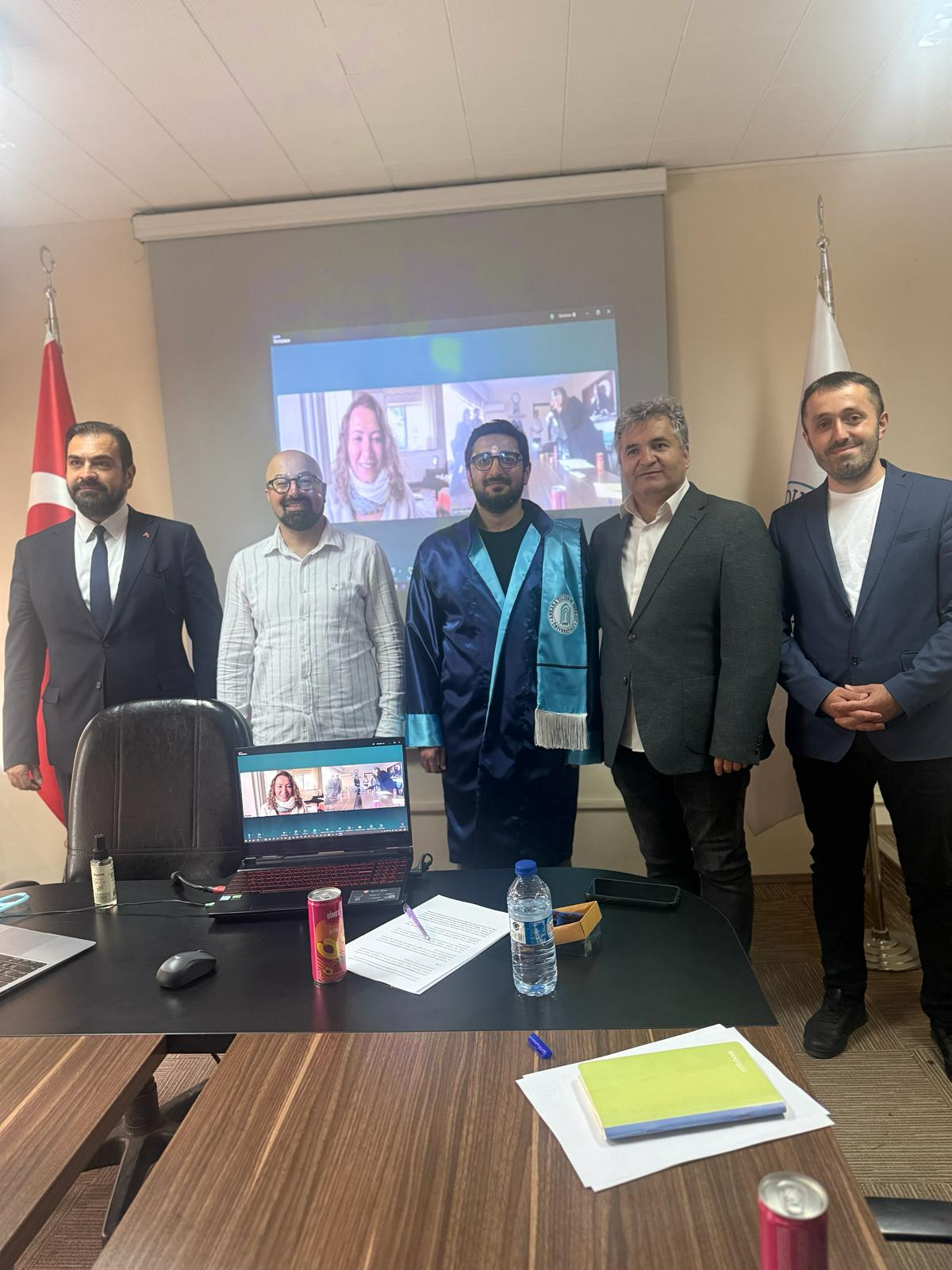 Doktora tez savunmasına dair öğrenci ve jüriye dair toplu fotoğraf