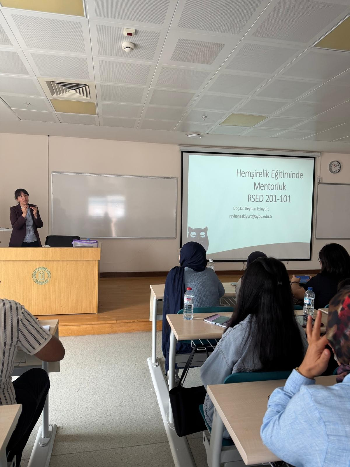 2. sınıf öğrencilerine Doç. Dr. Reyhan Eskiyurt tarafından Mentör Menti Programı tanıtımı yapılıyor.