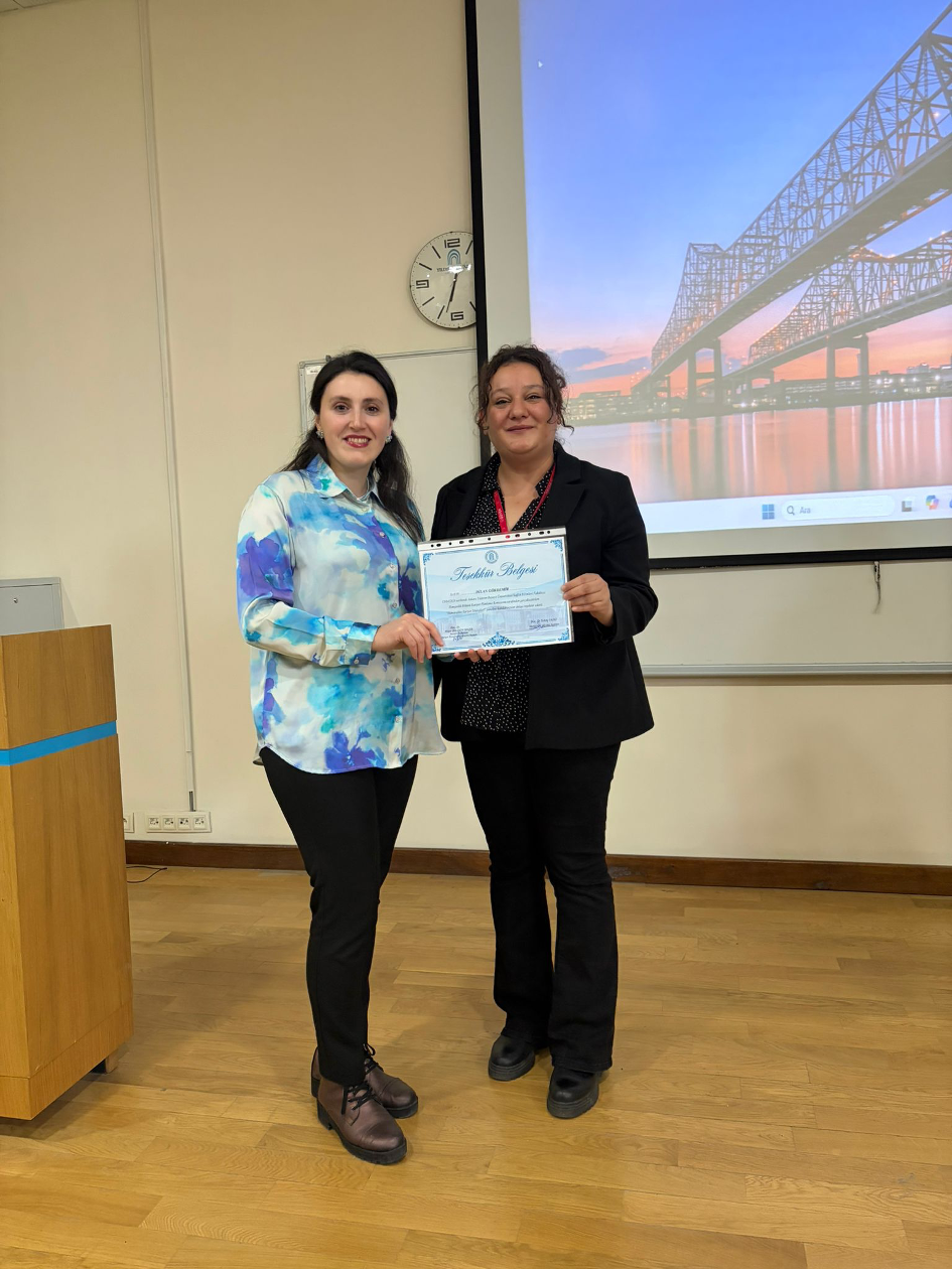 Program sonunda konuklarımıza Bölüm Başkan Yardımcısı Dr. Öğr. Üyesi Ayşegül AKCA ve Kariyer Planlama Komisyonu Başkanı Doç. Dr. Nigar ÜNLÜSOY DİNÇER tarafından teşekkür belgesi takdimi gerçekleştirildi. 
