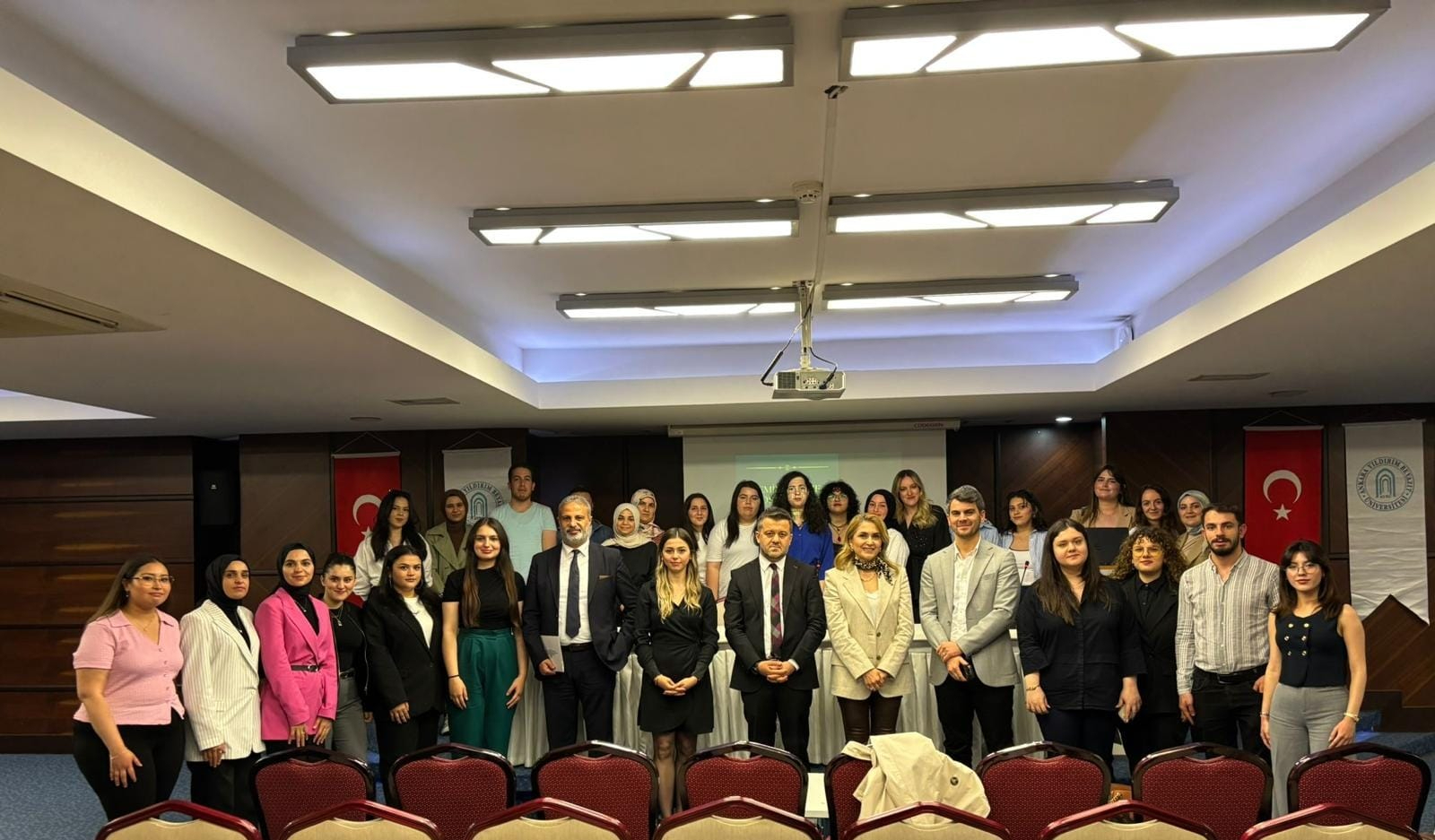 Etlik Milli İrade Yerleşkesi Menekşe Konferans Salonu'nda 09 Mayıs 2025 tarihinde gerçekleştirilen “Sağlık Yönetiminde Kariyer Semineri” sonrası çekilen katılımcı ve konuşmacıların yer aldığı hatıra fotoğrafı.