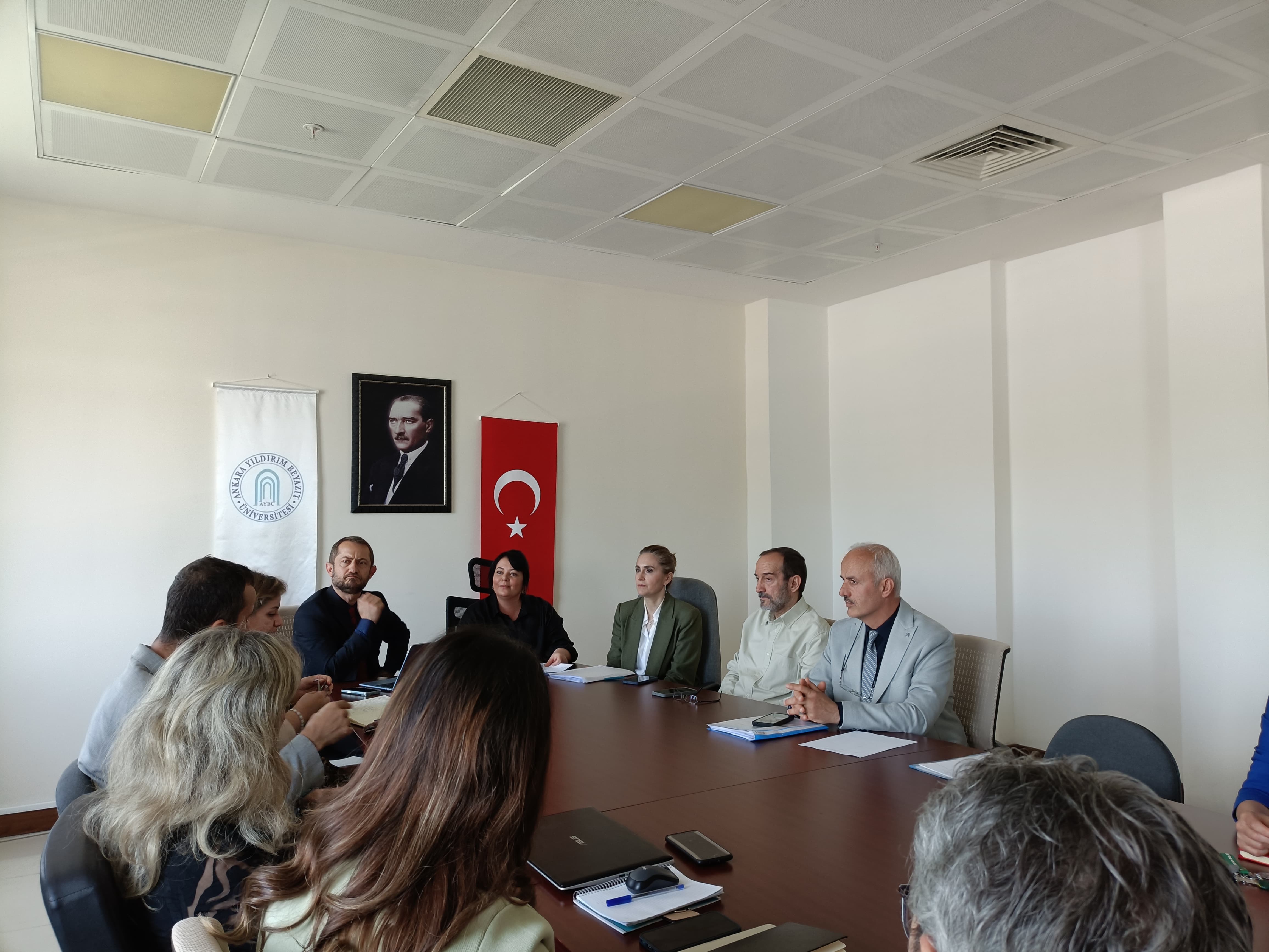 Görselde, Kalite İç Denetim ve ÖDS Eğitimi toplantılarına katılan bölüm yöneticileri ve araştırma görevlileri yer almaktadır.