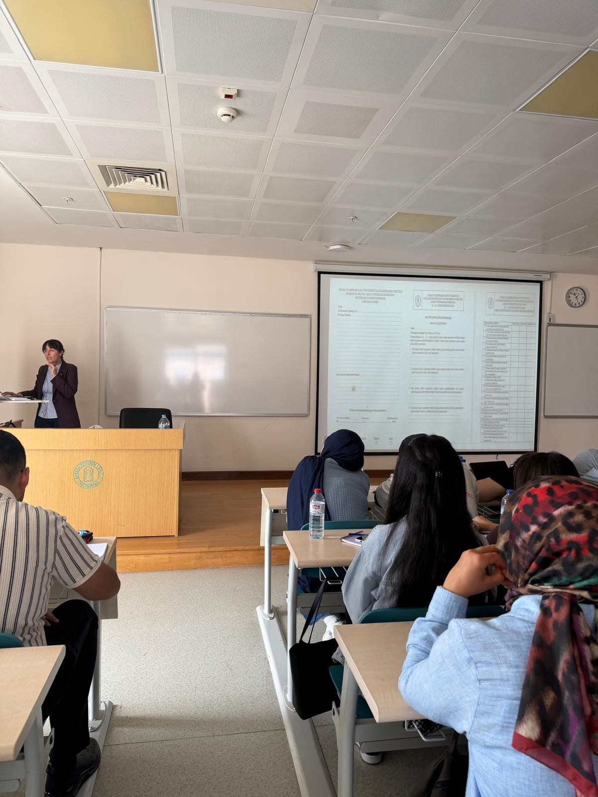 2. sınıf öğrencilerine Doç. Dr. Reyhan Eskiyurt tarafından Mentör Menti Programı boyunca kullanılacak formlar ve bu formların nasıl doldurulacağı aktarılıyor.
