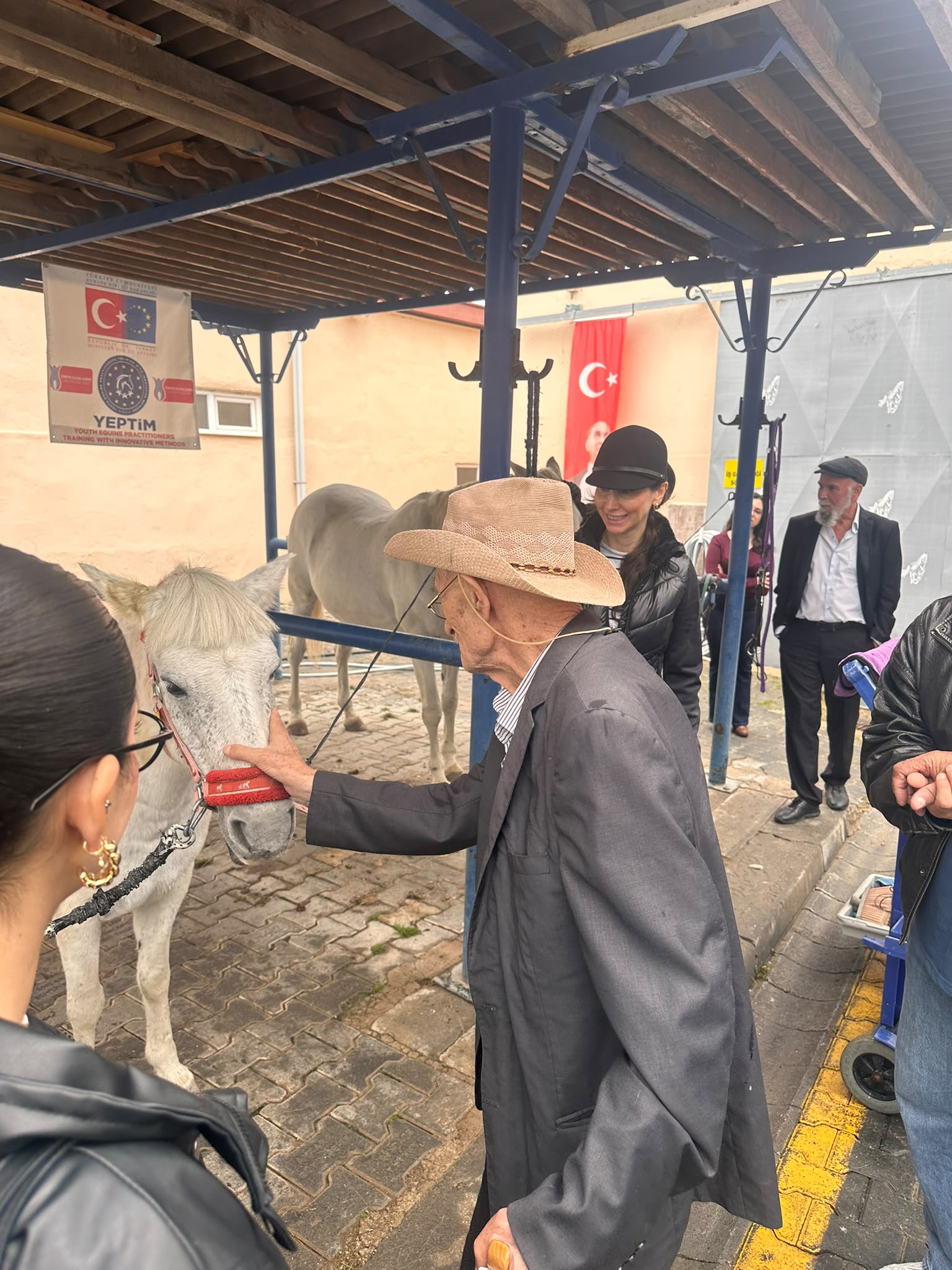 (AYBÜ) Hippoterapi Uygulama ve Araştırma Merkezi’nde gerçekleştirilen etkinlikte yaşlılarımız, öğrenciler eşliğinde atları yakından tanıma ve onlarla vakit geçirme fırsatı buldu. 