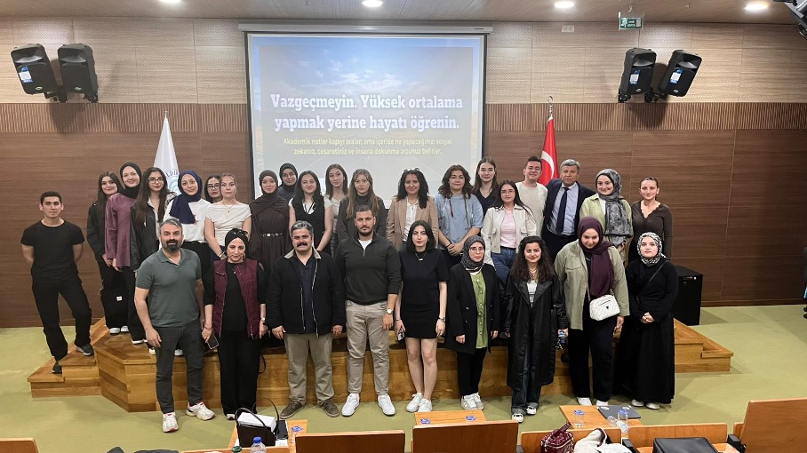 Sunuma katılanlar ile sahne önünde topluca çekilmiş bir fotoğraf