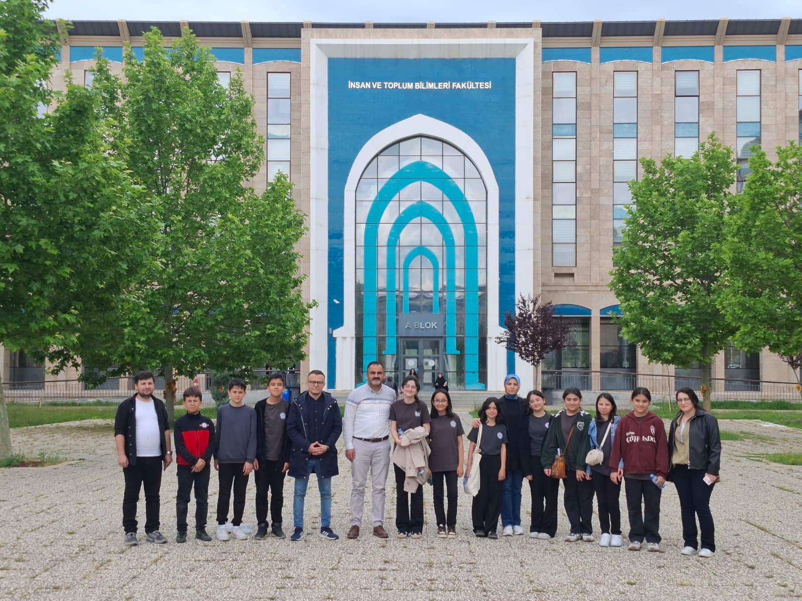 öğrenciler okulumuz bahçesinfr