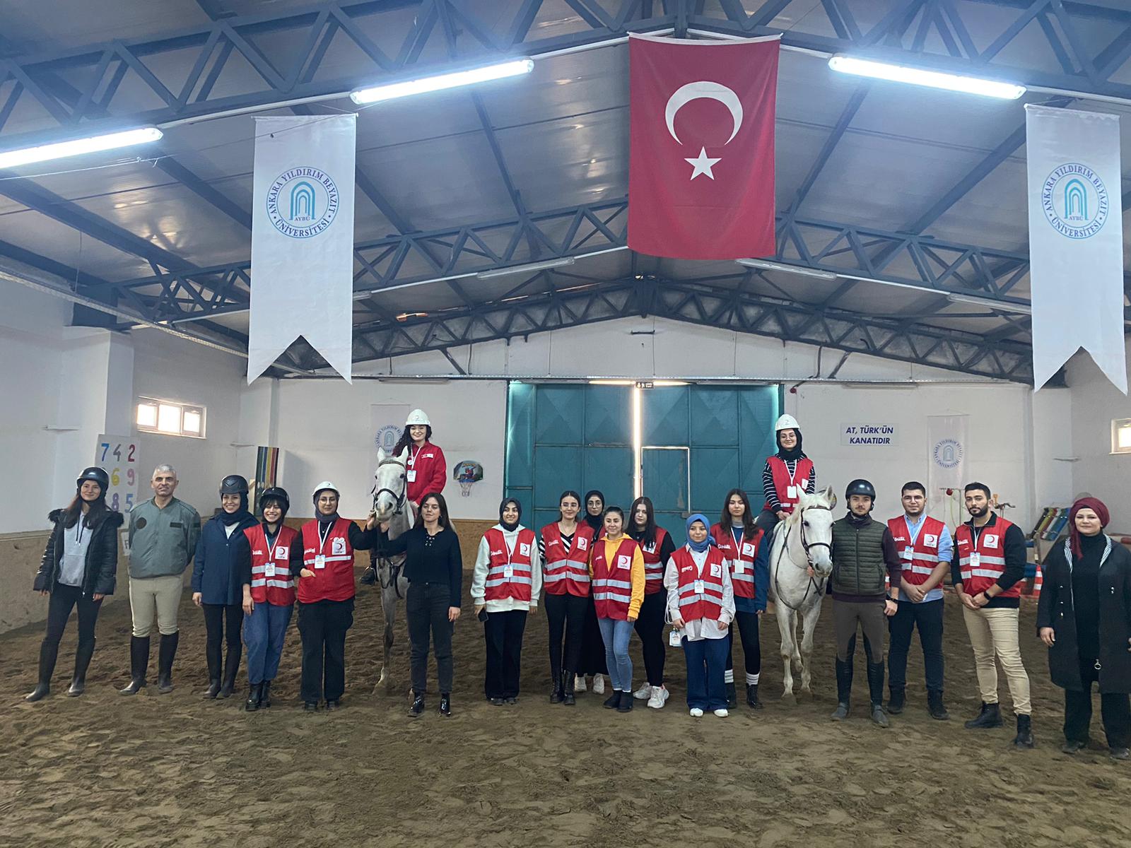 MERKEZİMİZDE AYBÜ GENÇ KIZILAY KULÜBÜ İLE AT BİNME ETKİNLİĞİ