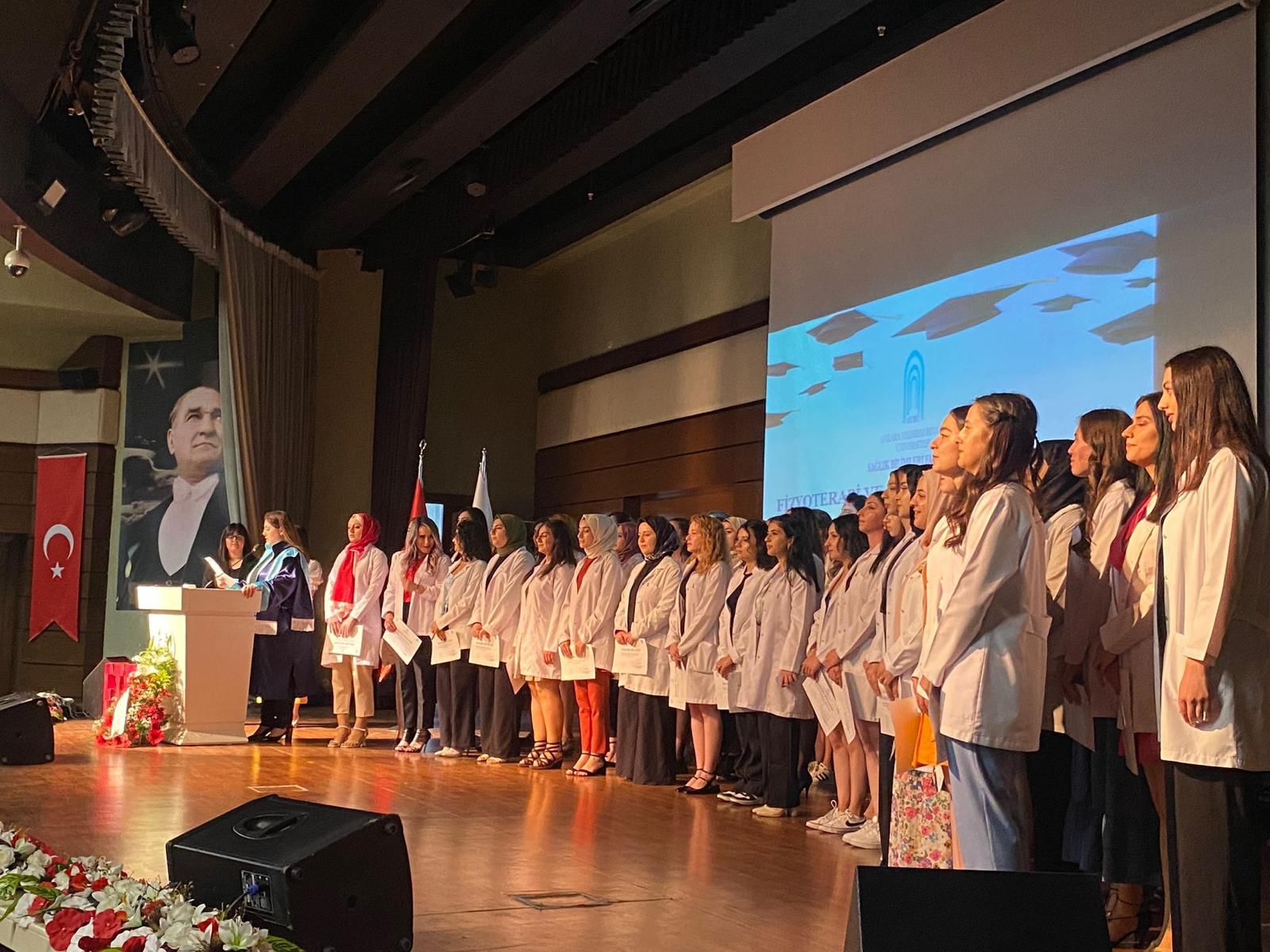 Fizyoterapi ve Rehabilitasyon Bölümü tarafından Fizyoterapi ve Rehabilitasyon 4.sınıf öğrencileri için II. Geleneksel Önlük Giyme Töreni düzenlenmiştir.