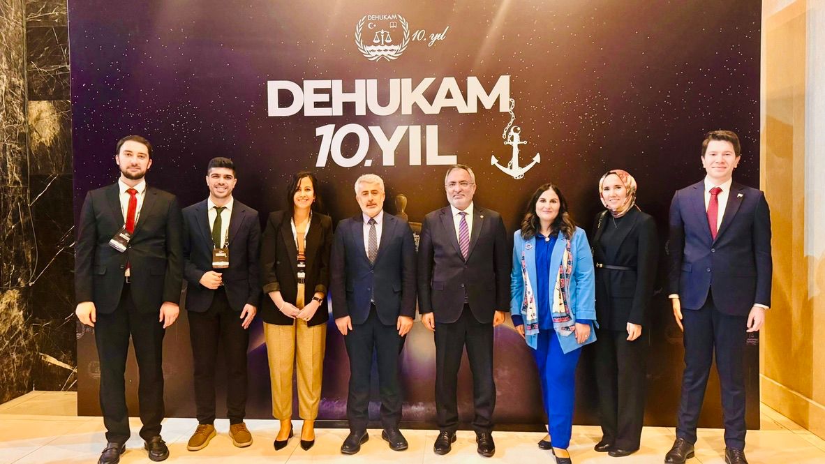 Fakültemizden DEHUKAM 10. Yıl Sempozyumu’na Rektörümüz ve Dekanımız Eşliğinde Üst Düzey Katılım