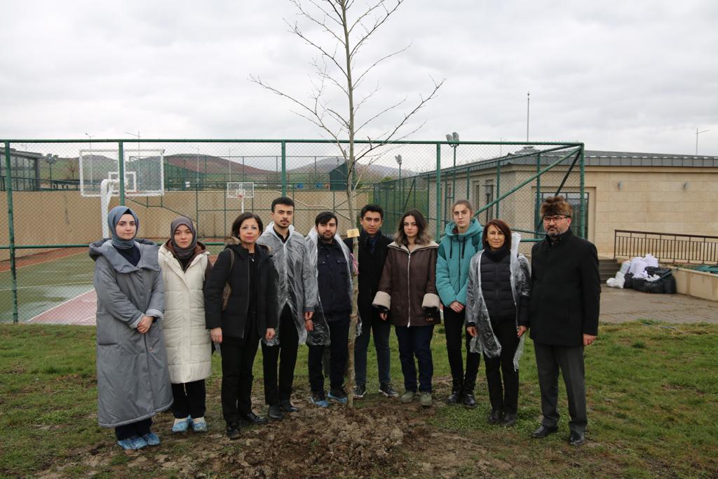 AYBÜ Esenboğa Külliyesinde Depremde Vefat Eden Öğrencilerimiz Anısına Ağaç Dikimi Gerçekleştirildi 