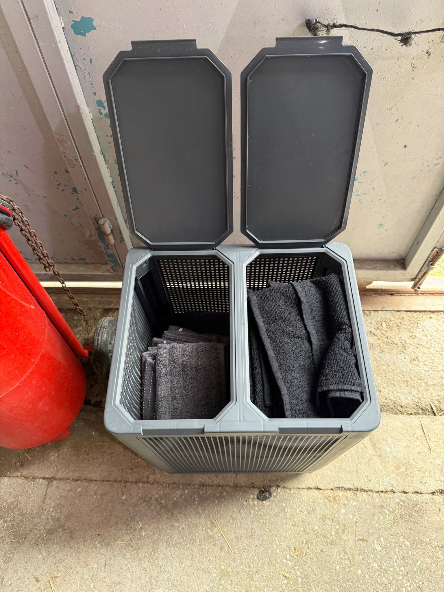 At Sağlığı İçin Kirli Ve Temiz Havlu Sepeti Alınmıştır.