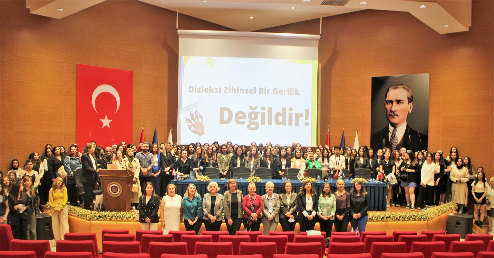 Bölüm Başkanımız Doç. Dr. Fatma Elif ERGİN, bölümümüz öğretim elemanlarından Arş. Gör. Rüveyda KURNAZ ve lisans öğrencilerimiz "Disleksi ve Bilişsel Müdahale" seminerine katılmıştır.