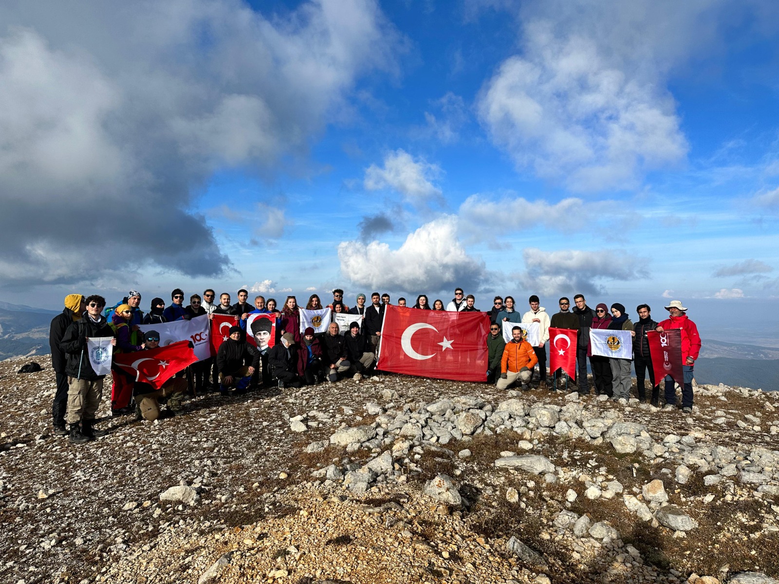 AYBÜ Dağcılık ve Doğa Sporları Kulübü, Cumhuriyetin 100. Yılı Anısına Ilgaz Dağına Zirve Tırmanışı Gerçekleştirdi