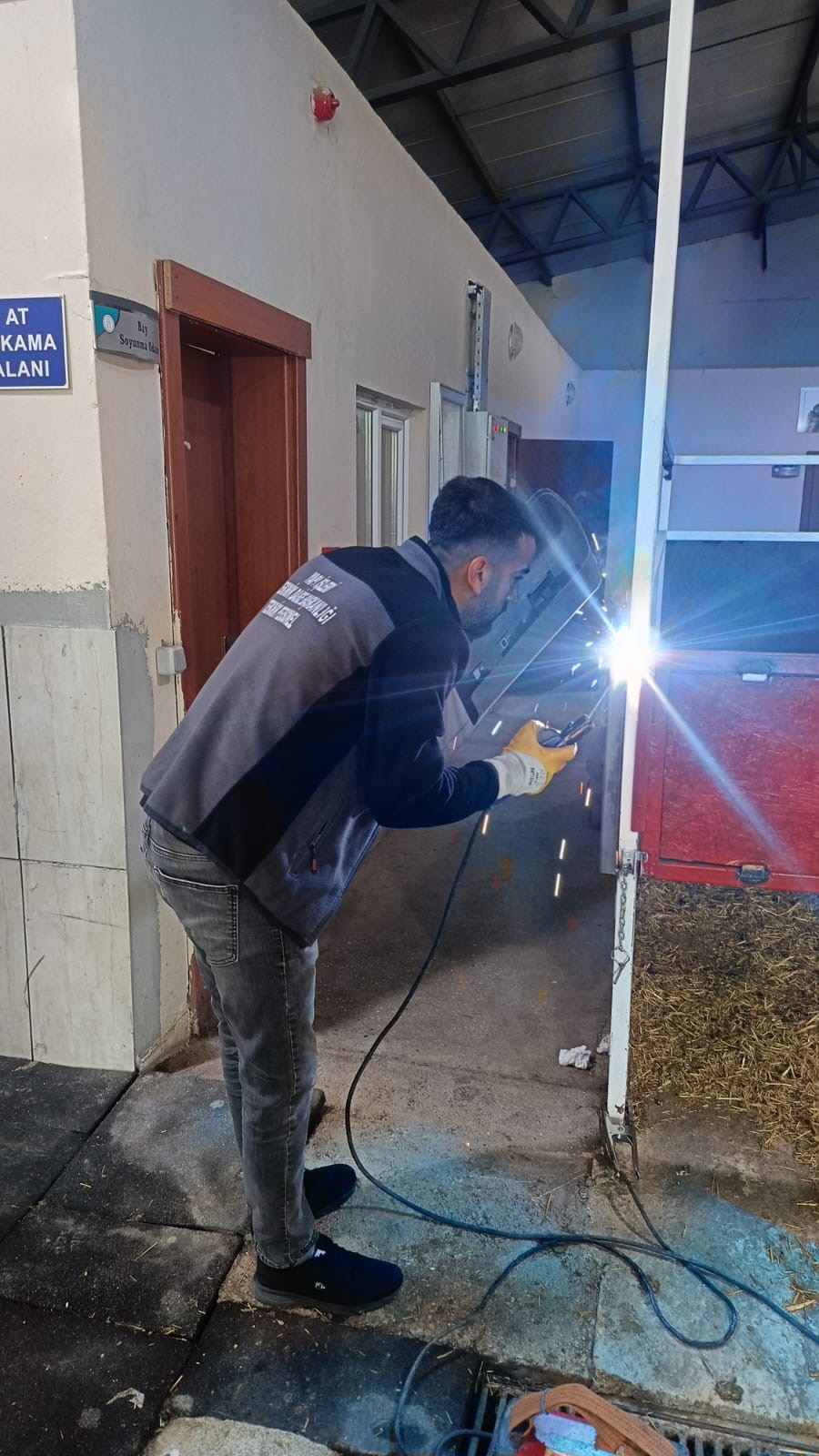 Atlarımızın Sağlığı Ve Güvenliği İçin Emniyet Kapıları Yapıldı