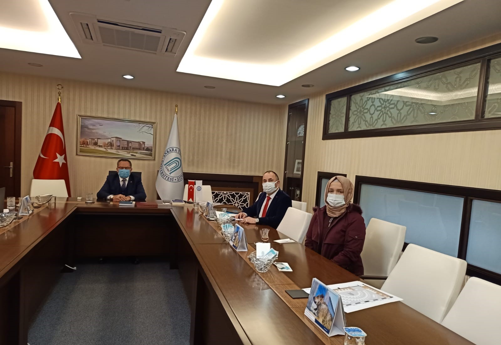 Merkezimiz Müdür ve Müdür Yardımcısı Üniversitemiz Rektörü Prof. Dr. Sn. İbrahim Aydınlı'yı makamında ziyaret ettiler 