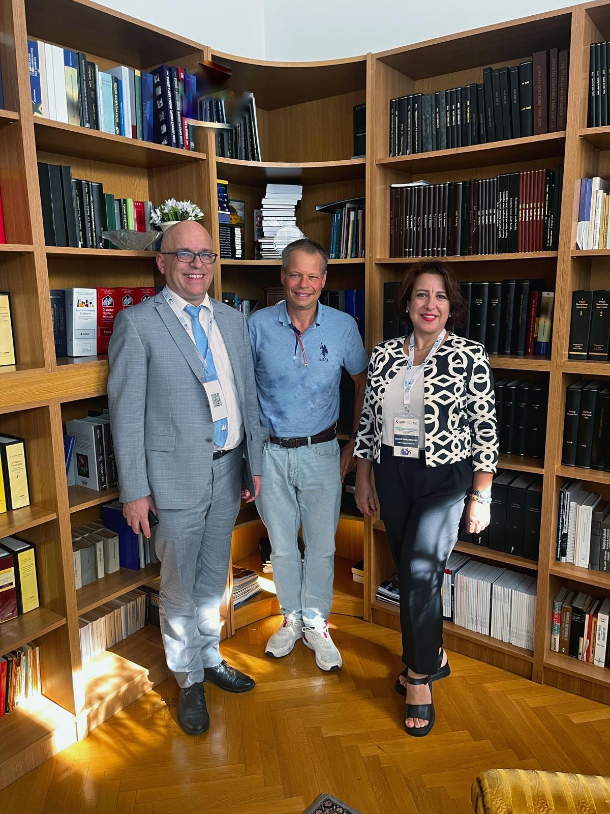 Prof. Dr. Seldağ Güneş Peschke Budapeşte Corvinus Universitesi’nde tebliğ sundu, Karoli Gaspar Üniversitesi Hukuk Fakültesi’nden Adam Booc ile buluştu.