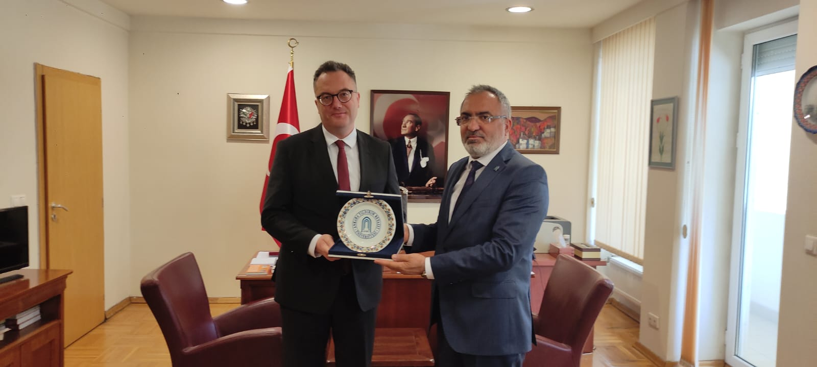 Rektörümüz Prof. Dr. Ali Cengiz KÖSEOĞLU ve beraberindeki heyet, Bulgaristan Cumhuriyeti Filibe Başkonsolosu Korhan KÜNGERÜ'yü Ziyaret Etti