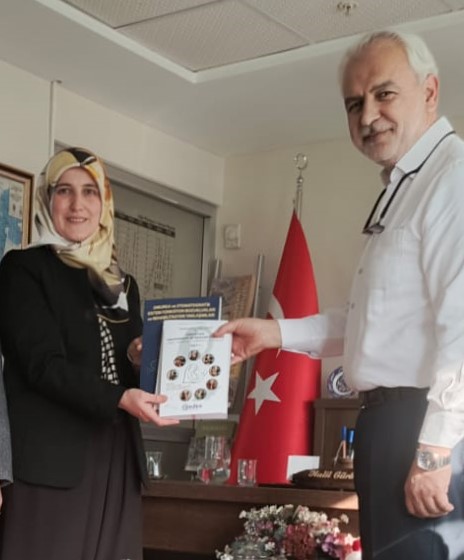Üniversitemiz Fizik Tedavi Rehabilitasyon Bölüm Başkanı Prof. Dr. Şeyda TOPRAK ÇELENAY  Daire Başkanlığımızı ziyaret ederek editör ve yazarlığını yaptığı kitaplarını kütüphanemize bağışlamıştır. Değerli bağışları için Sayın hocamıza teşekkür ederiz.