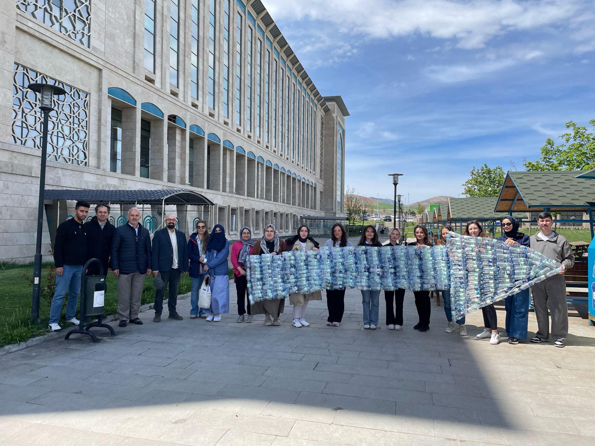 Fakültemiz Çocuk Gelişimi Bölümü öğrencileri tarafından Sıfır Atık ve Geri Dönüşüm Farkındalığı çalışması gerçekleştirildi.