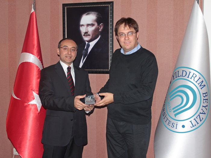 Türk Musikisi Devlet Konservatuarı Öğretim Üyesi Yrd. Doç. Dr. Cenk Güray' ın Rektörümüz Prof. Dr. Metin Doğan' a Teşekkür Ziyareti.