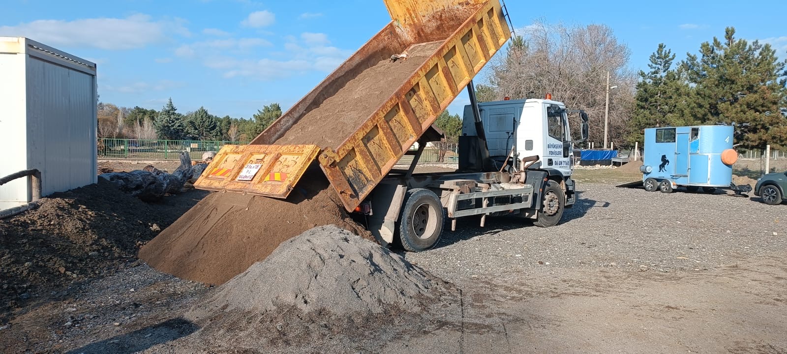 Özel Gereksinimli Çocuklarımız İçin Oyun Alanına Kum Getirilmiştir