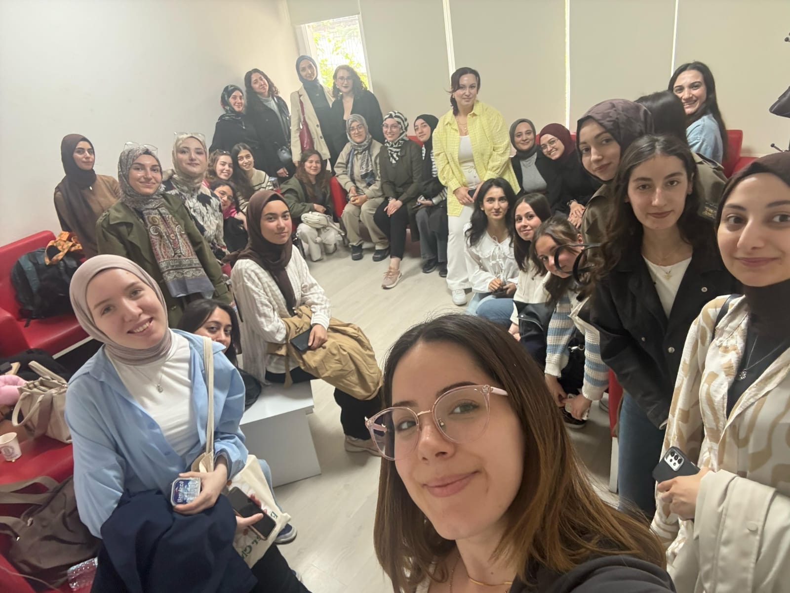 Kariyer planlama kapsamında iş görüşmesinde dikkat edilecekler ve etik prensipler temalı 4.sınıf öğrencilerimize iki oturum gerçekleştirilmiştir.