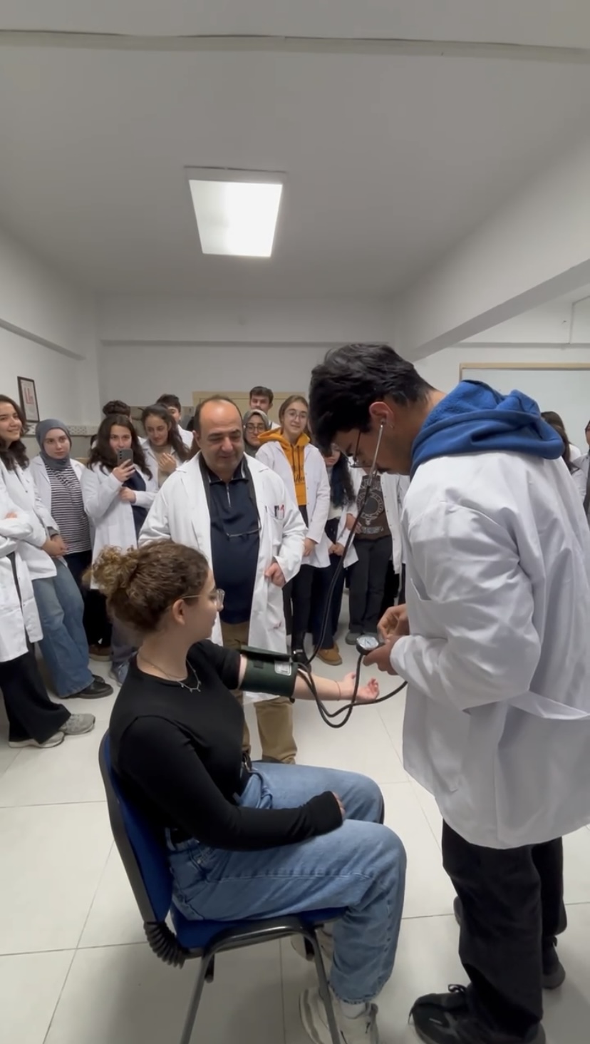 DKT 103 Fizyoloji Dersi Kapsamında Dr. Öğr. Üyesi Murat SERT Gözetiminde Fizyoloji Uygulaması Yapılmıştır.