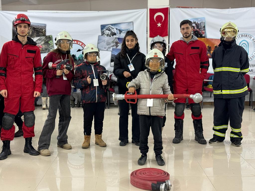 AYBÜ Genç Kızılay Kulübü, Ortaokul Öğrencilerine Sivil Savunma ve İtfaiyecilik Deneyimi Yaşattı