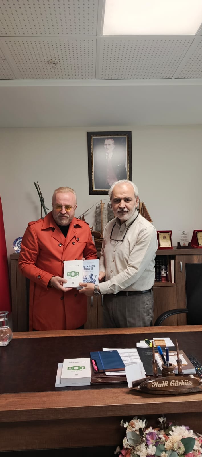 Üniversitemiz Eczacılık Fakültesi Öğretim Üyesi Prof Dr. Mükerrem Şahin, Başkanlığımızı ziyaret ederek son çıkan kitaplarını kütüphanemize bağışlamıştır. Bor alanındaki araştırmalarıyla tanınan hocamıza teşekkür eder, başarılarının devamını dileriz.