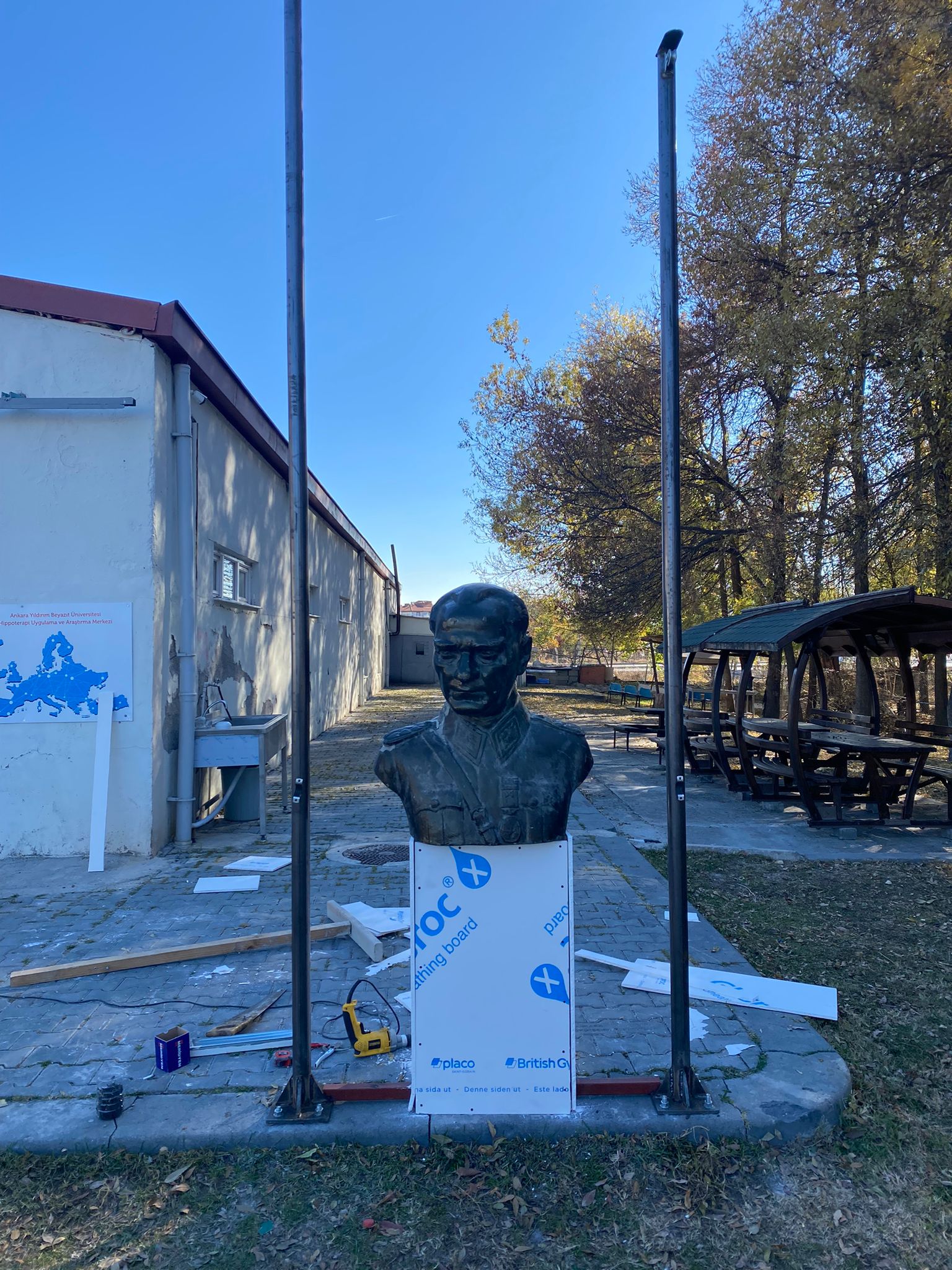 Merkezimize Bayrak Direkleri ve Atatürk Büstü Konuldu