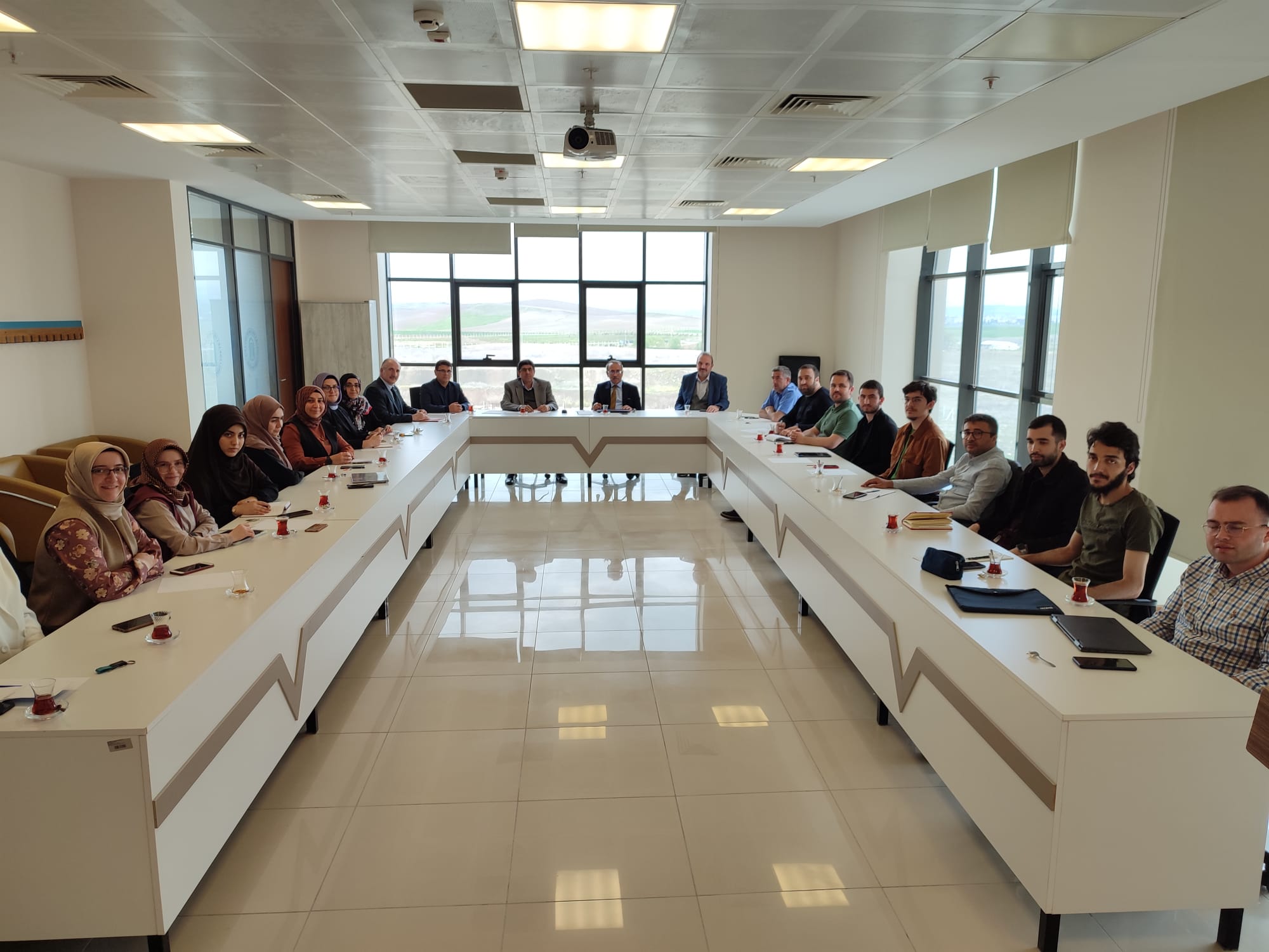 AYBÜ İİF DİJİTAL TANITIM ÇALIŞMALARI VE MAKALE YAZIM EĞİTİMİ PROJESİ İLE İLGİLİ TOPLANTI YAPILDI