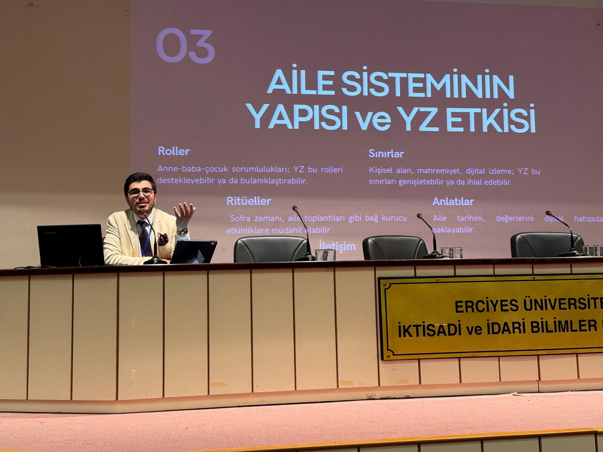 AİLEMER Uzmanı Dr. Ali Güngör, Erciyes Üniversitesi’nde Yapay Zekâ ve Aile İlişkileri Üzerine Sunum Gerçekleştirdi