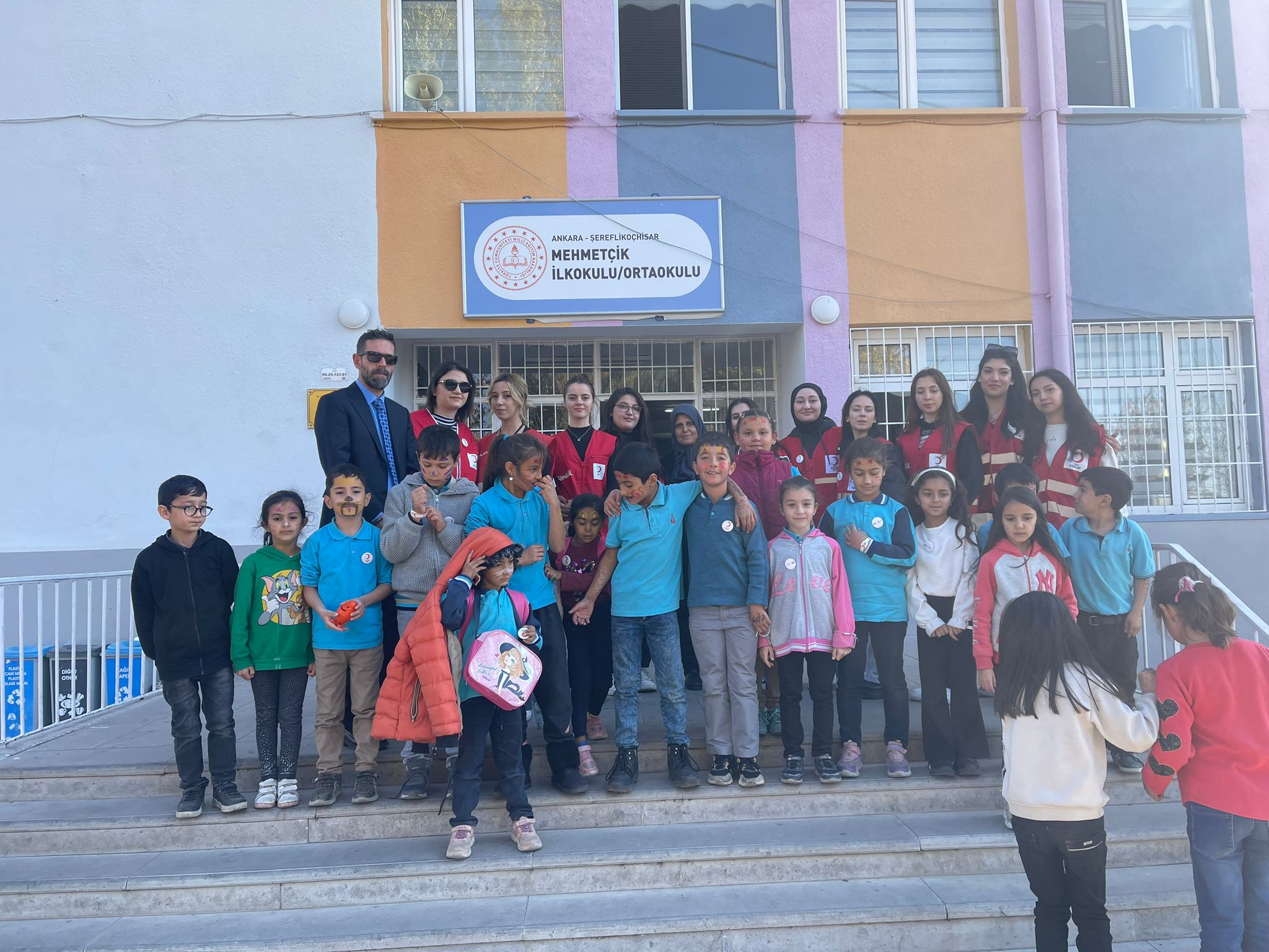 AYBÜ Genç Kızılay Öğrenci Topluluğumuz Mehmetçik İlkokulu/Ortaokulu öğrencileriyle eğlenceli faaliyetler gerçekleştirdi. 