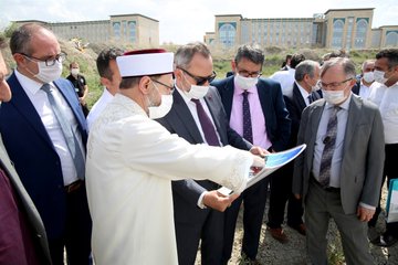 Üniversitemiz Rektörlüğüne  Ziyarette Bulunan Diyanet İşleri Başkanı Prof. Dr. Ali ERBAŞ, AYBÜ Esenboğa Yerleşkesi'nde Yapılacak Olan Cami İnşaatını İnceledi