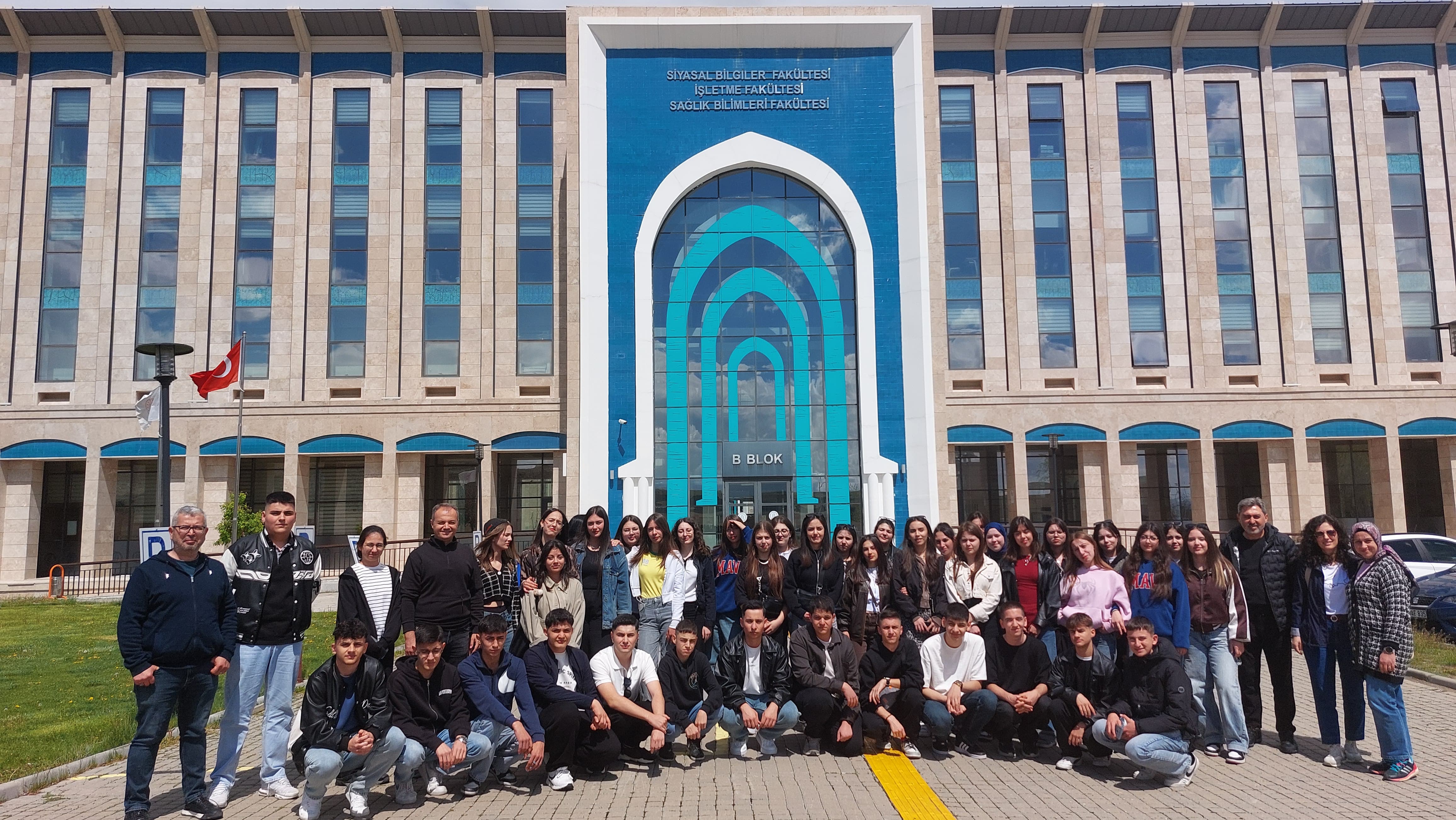 Şehit Dursun Özsaraç Mesleki ve Teknik Anadolu Lisesi öğrenci ve öğretmenleri 02.05.2025 tarihinde Fakültemizi ziyaret etmişlerdir.