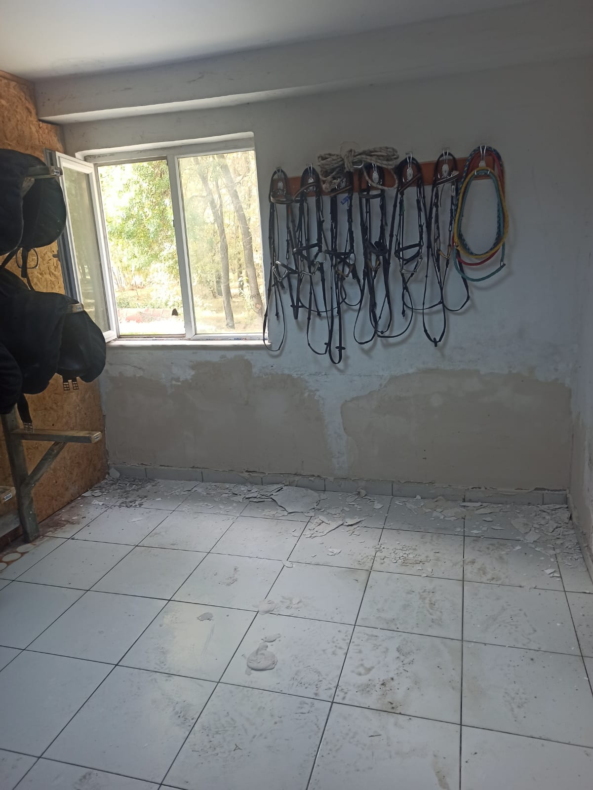 MERKEZİMİZİN TAVLA ALANINDA BULUNAN EYERLİĞİN BAKIM ONARIMI YAPILDI