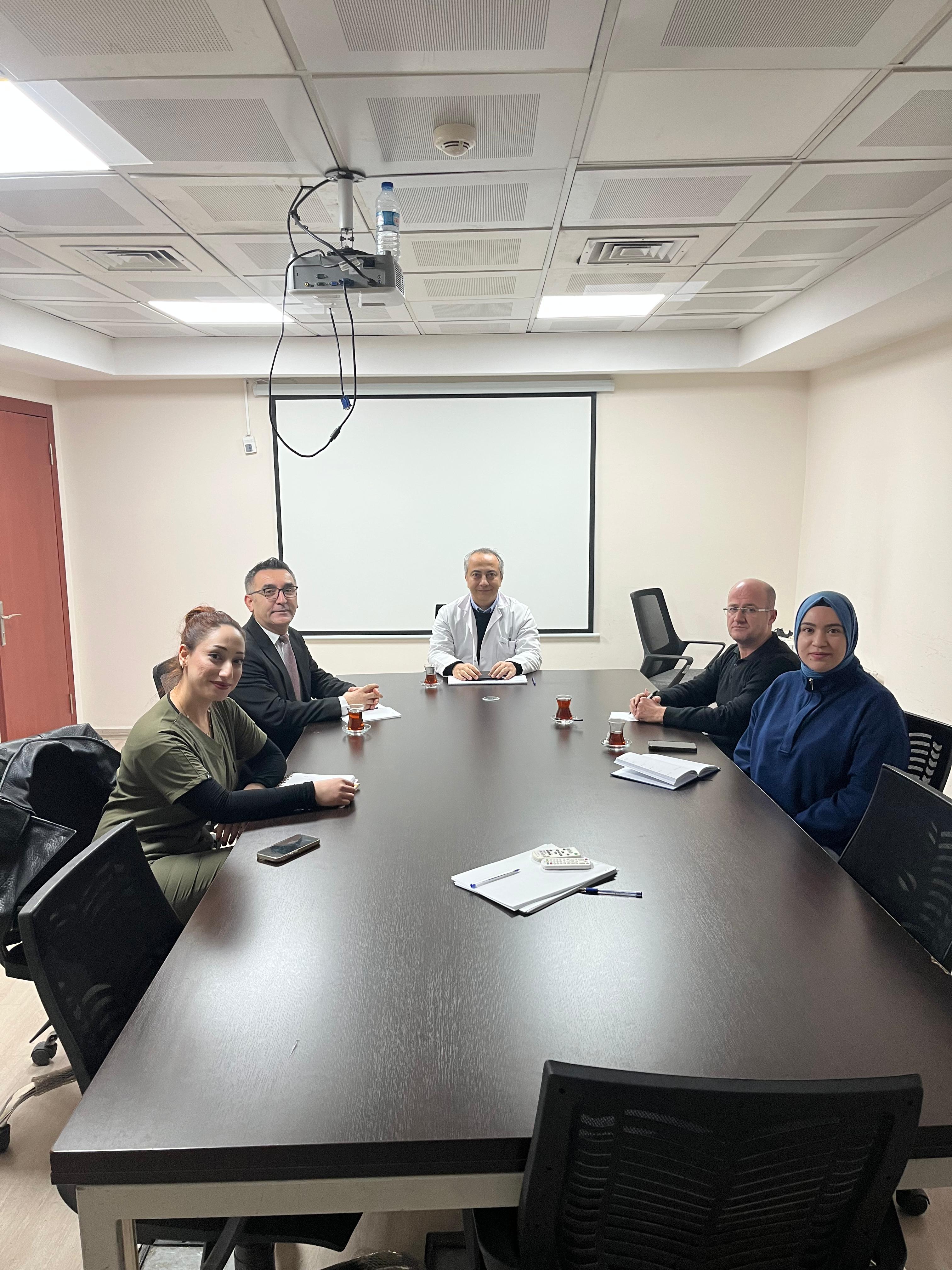 Hastanemiz kalite toplantısı, Başhekimimiz Doç.Dr. Mahmut Sertaç ÖZDOĞAN ve Hastane Müdürümüz Ferdi YÜCEL'in katılımlarıyla gerçekleştirilmiştir.