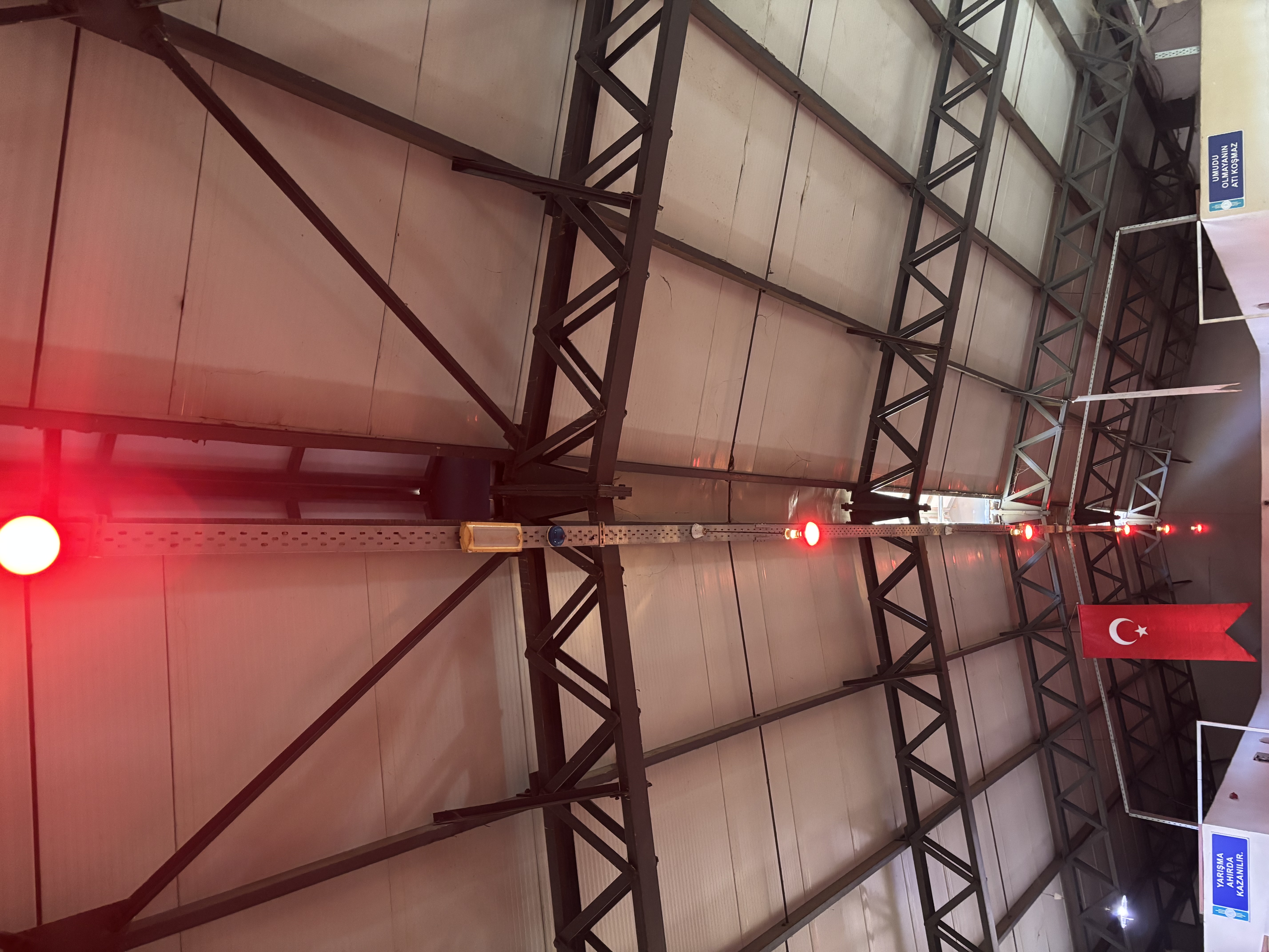 Atların Konforunu Sağlamak Amacıyla Tavlaya Solaryum Tipi Isıtıcı Lamba Kurulmuştur